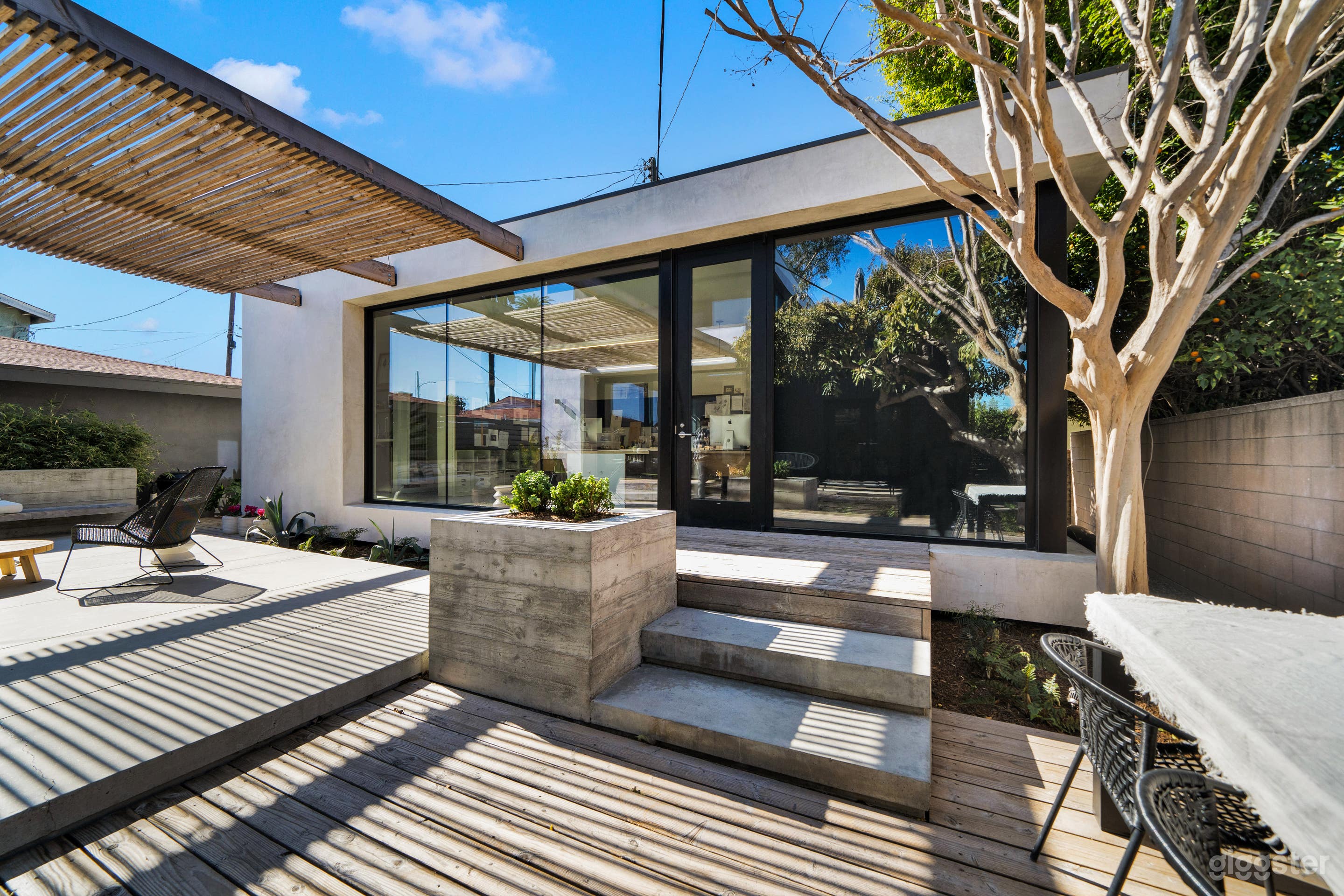 CONTEMPORARY DREAM HOME FOR CREATIVE PRODUCTIONS Photo 2