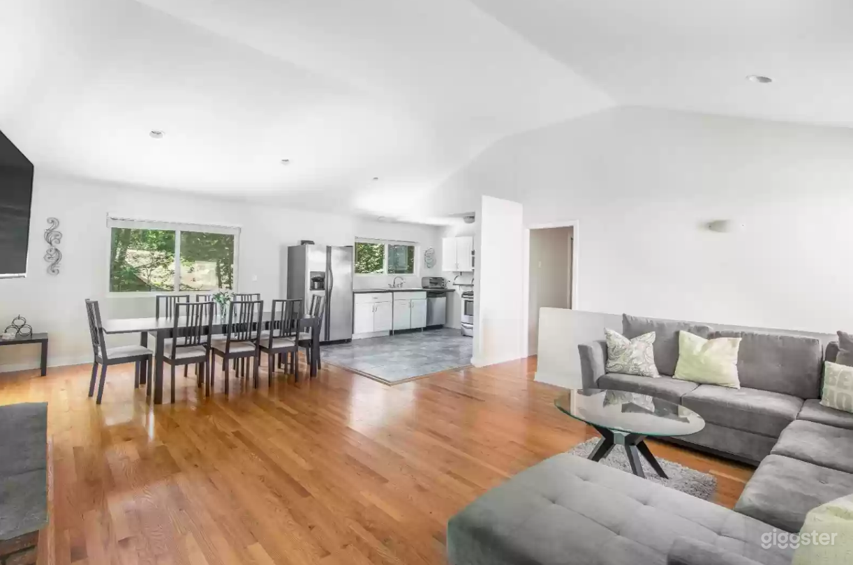 Edge of Paradise Contemporary Home Photo 3