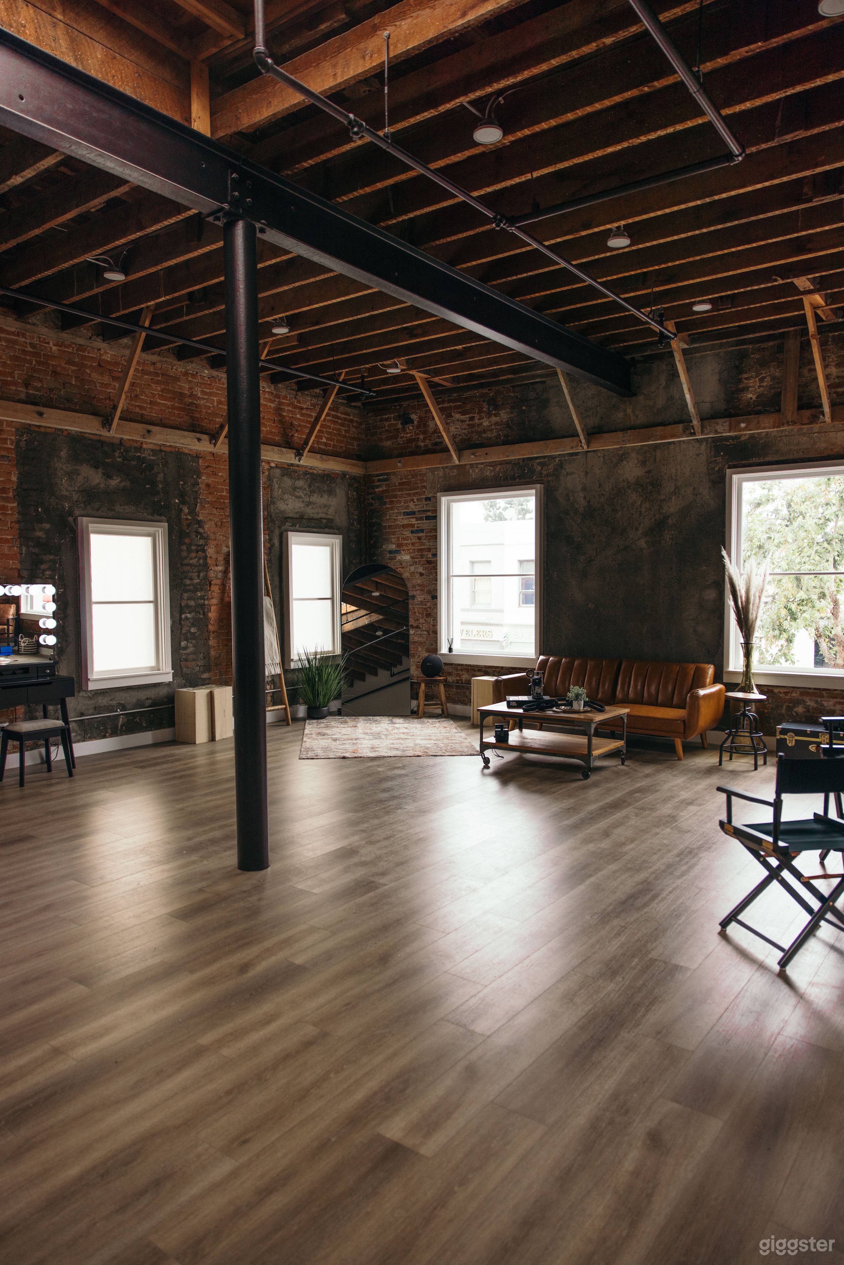 New York Style Vintage/Modern Studio Photo 3