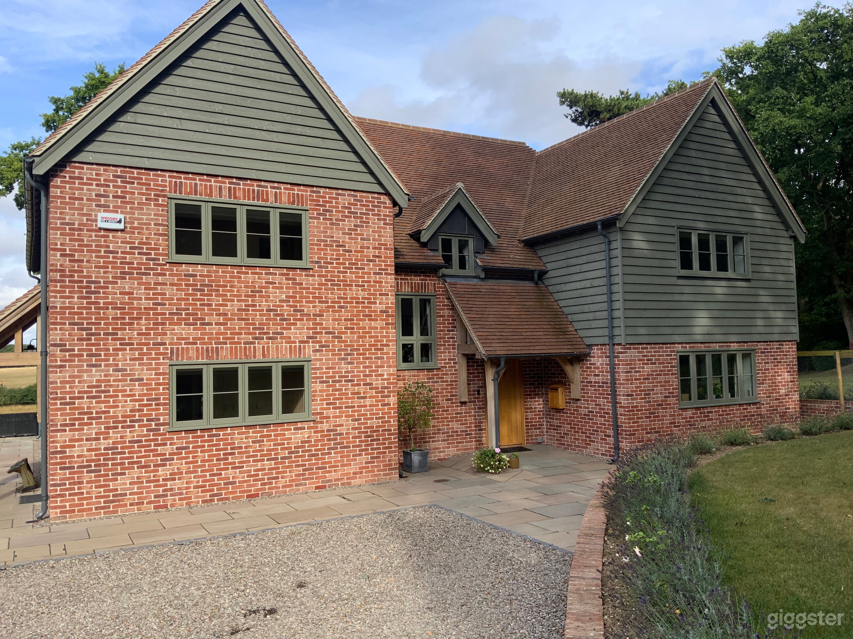 Large, modern oak framed house set in 5 acres. Photo 3