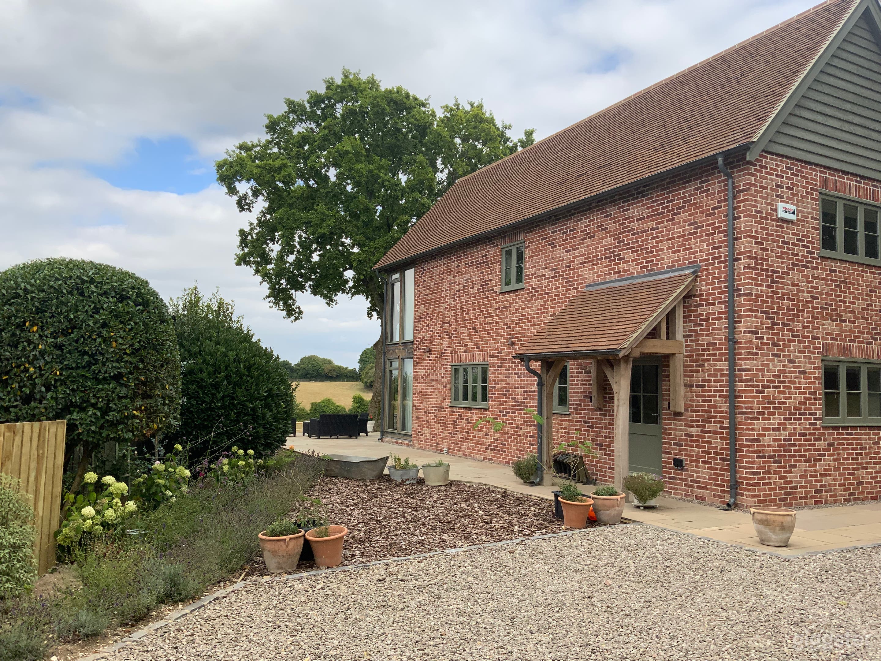 Large, modern oak framed house set in 5 acres. Photo 2