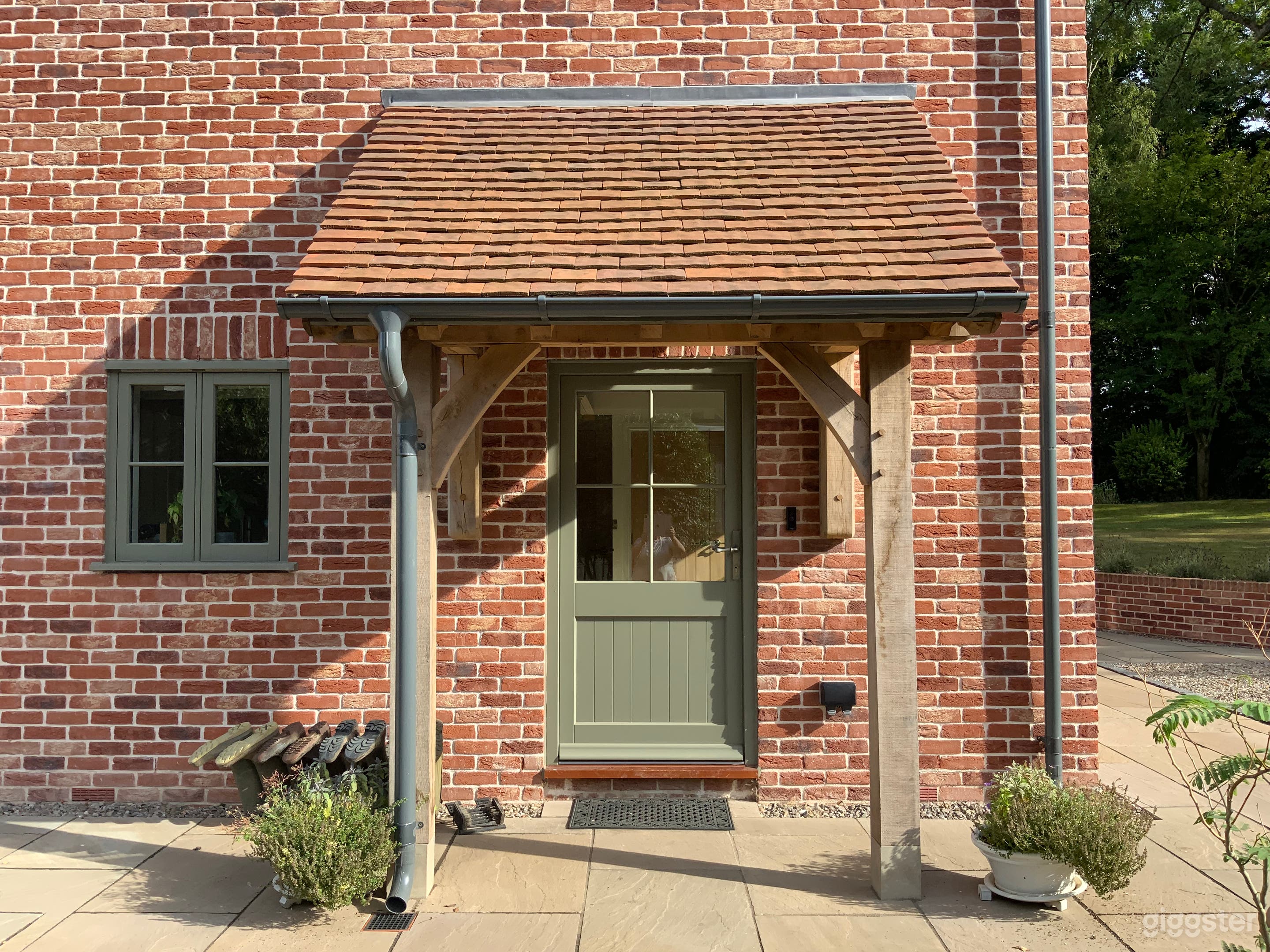 Large, modern oak framed house set in 5 acres. Photo 1