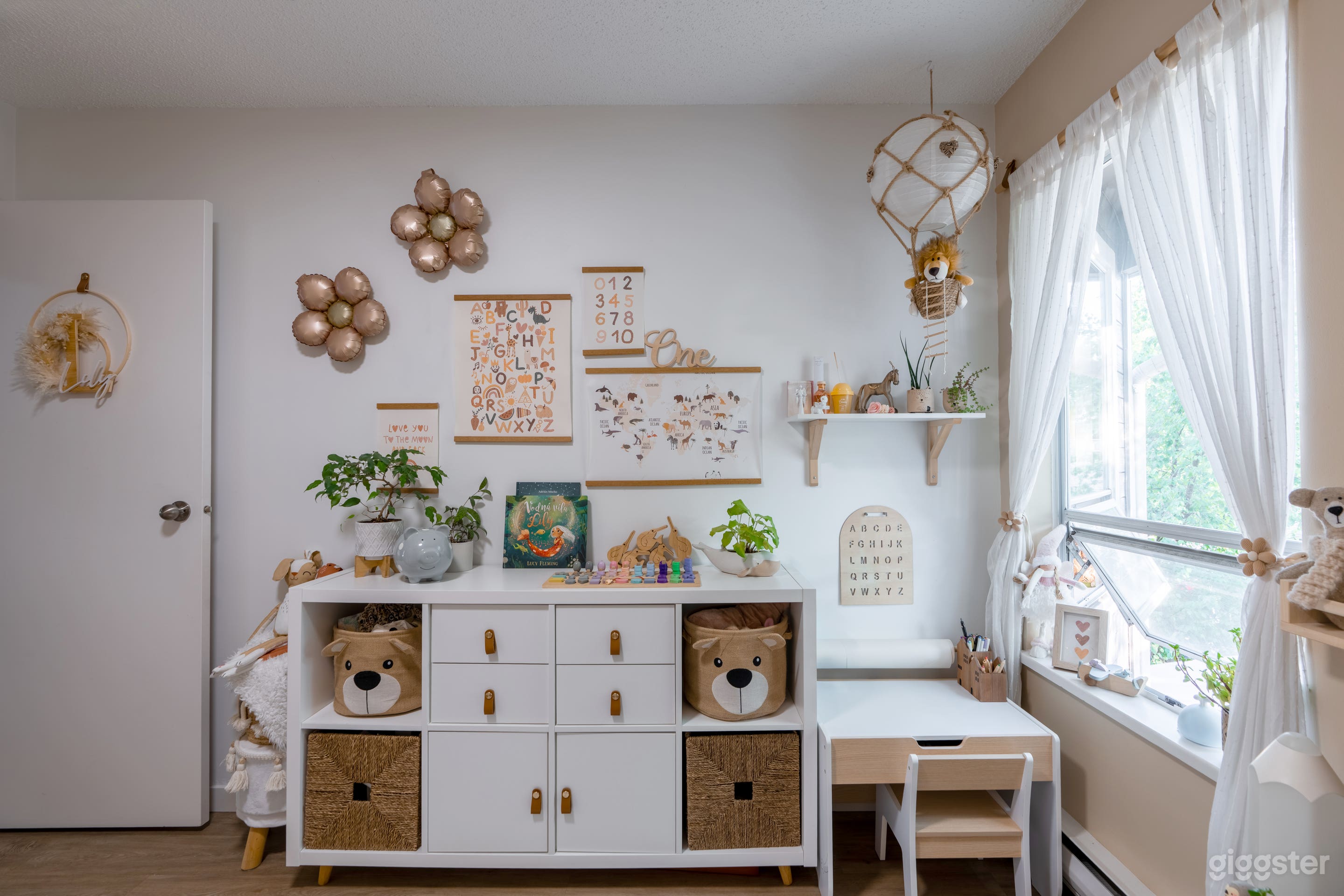 Cozy Boho Escape Townhouse in Vancouver Photo 4