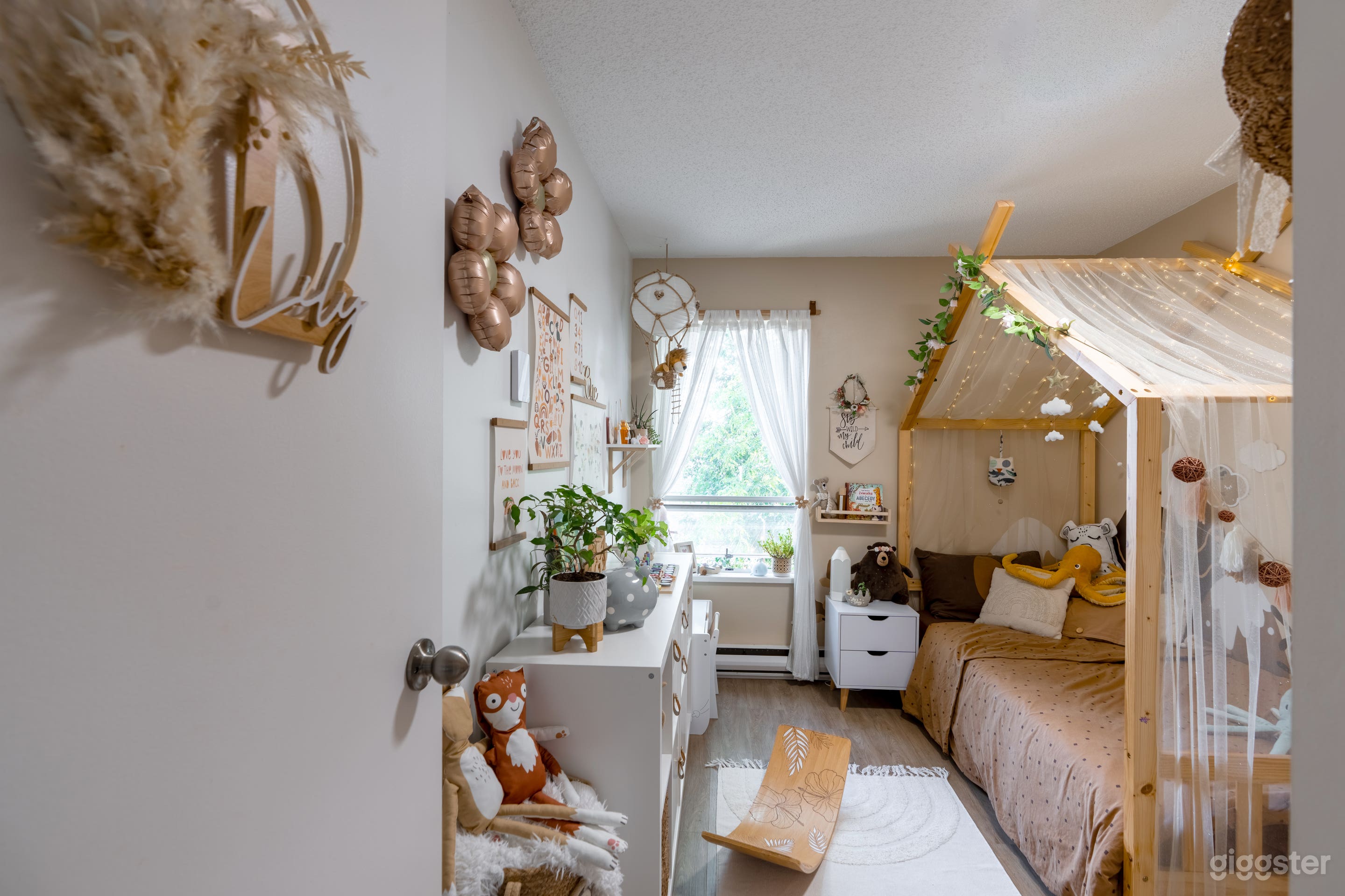 Cozy Boho Escape Townhouse in Vancouver Photo 2