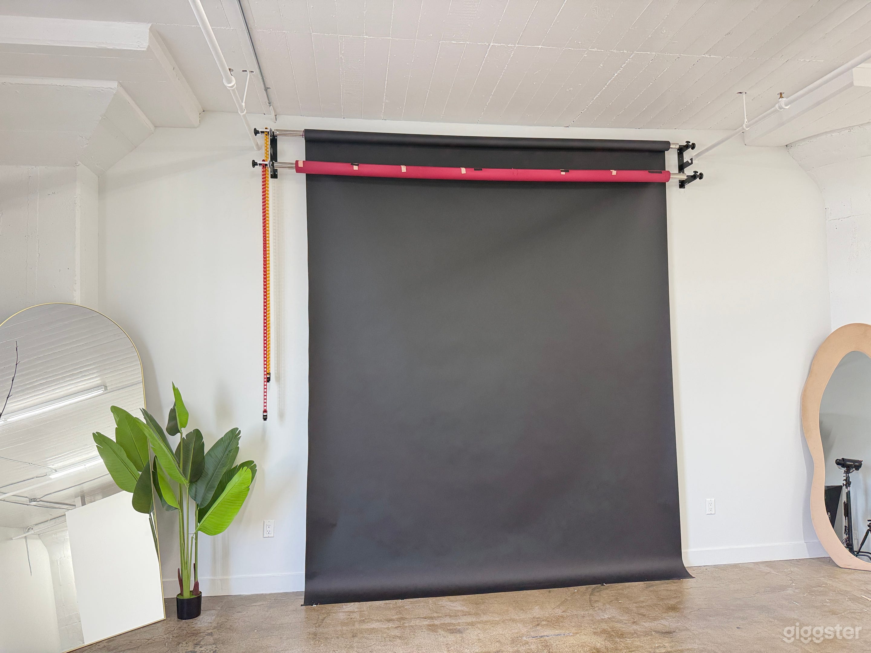 Open space minimalistic downtown studio Photo 3