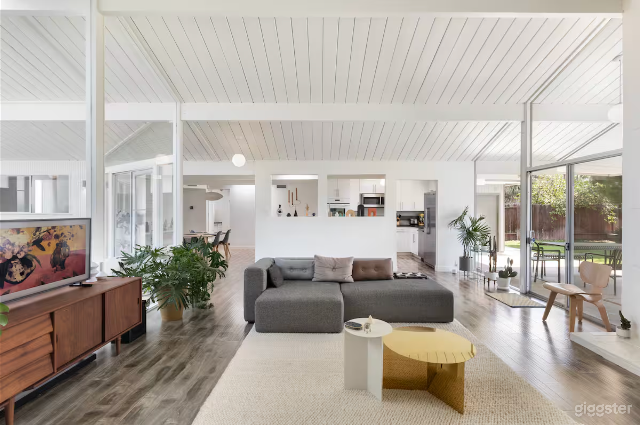 Contemporary Home with Neutral Tones & Spacious Layout Photo 2