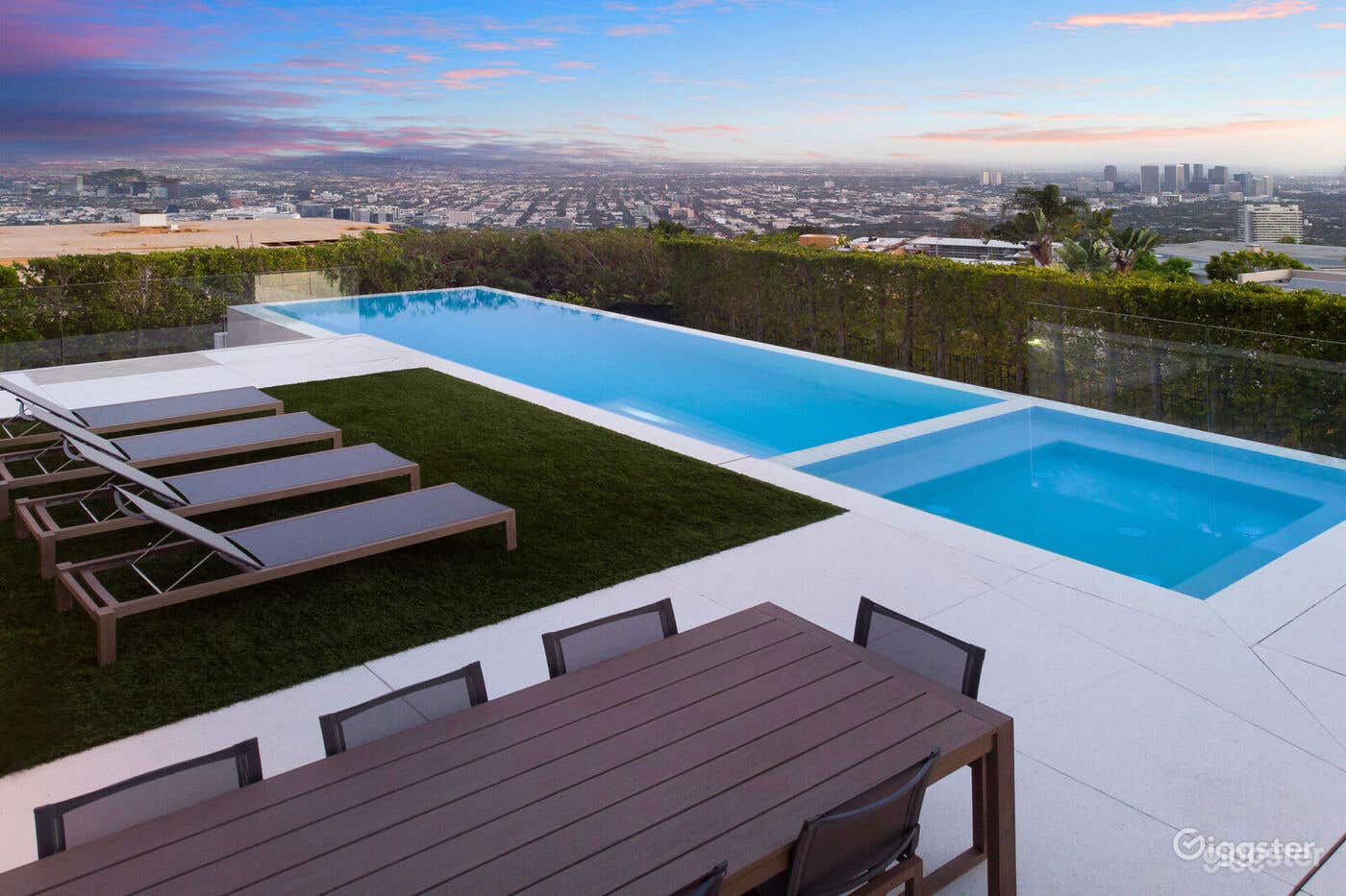 Breathtaking Pool Masterpiece in Beverly Hills Photo 4