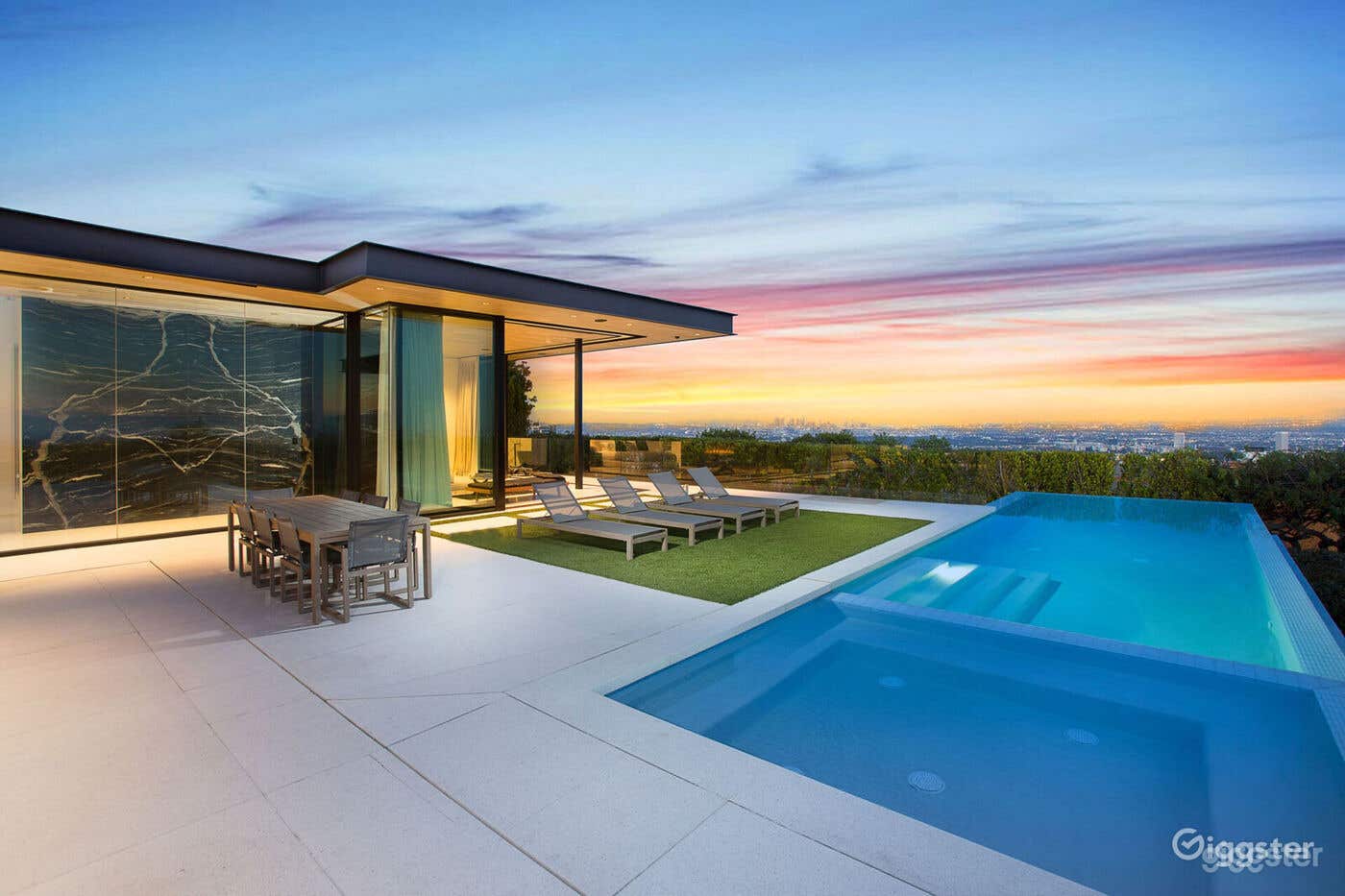 Breathtaking Pool Masterpiece in Beverly Hills Photo 3