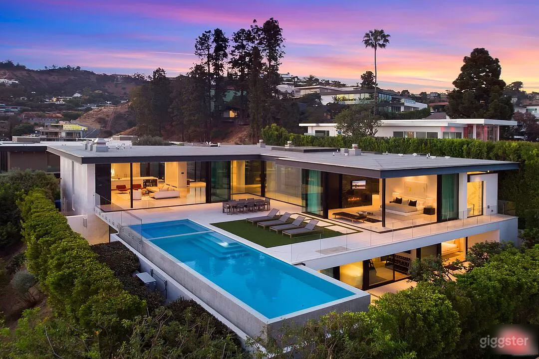 Breathtaking Pool Masterpiece in Beverly Hills Photo 1