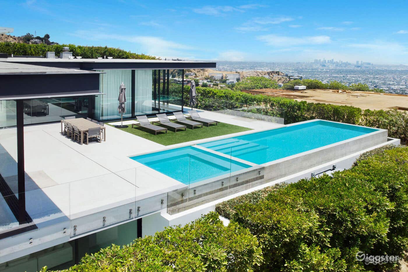 Breathtaking Pool Masterpiece in Beverly Hills Photo 2