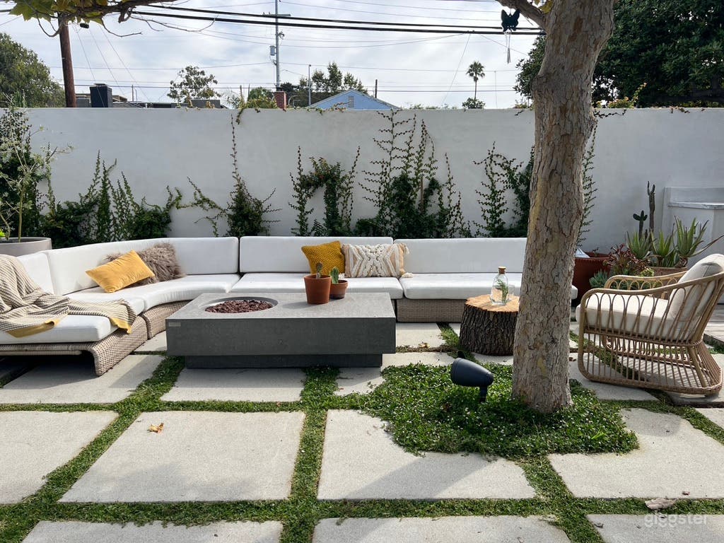 Modern casual California Indoor/Outdoor Living Photo 4