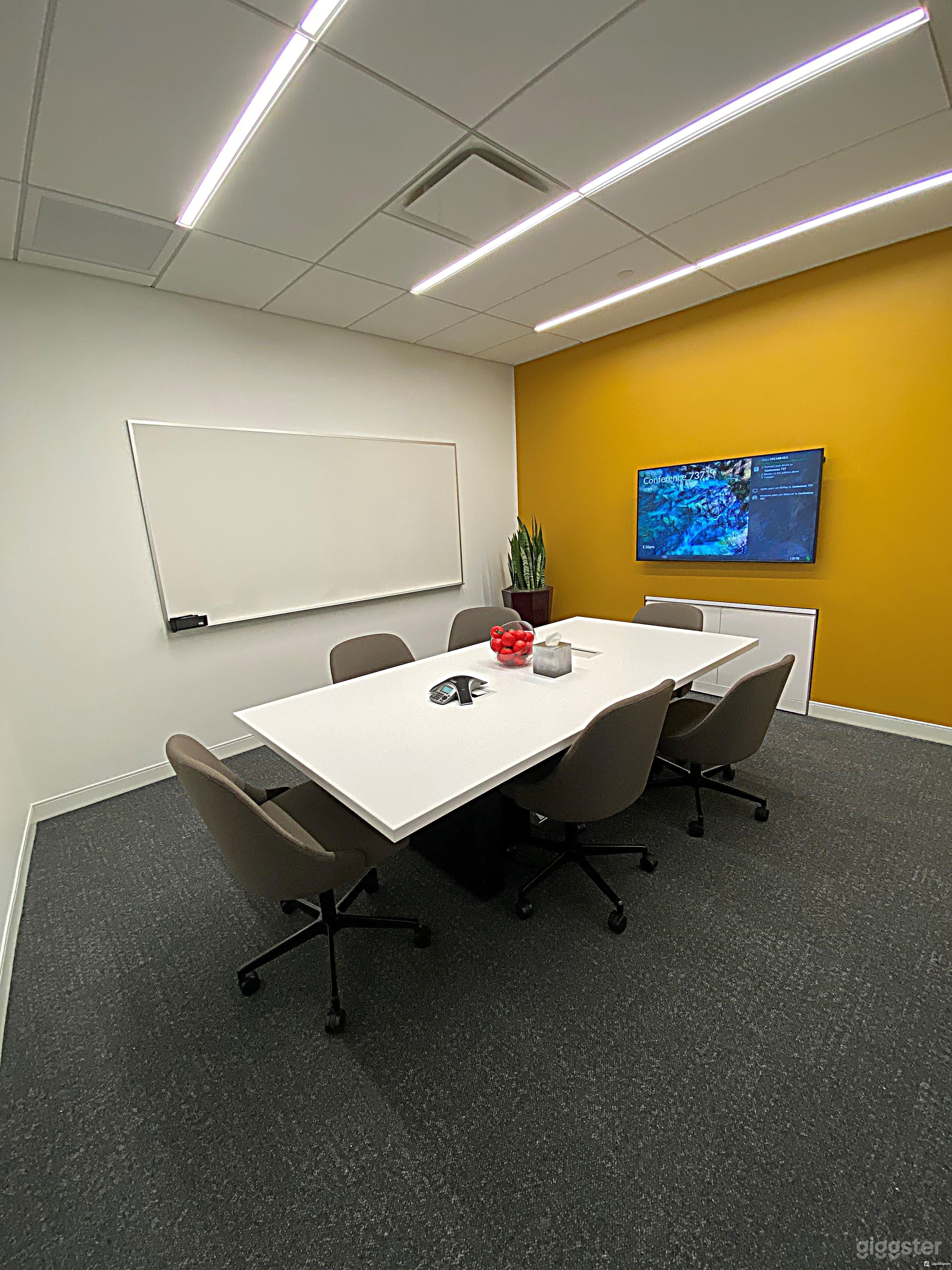 Livingston - 6 Person Meeting Room Photo 2