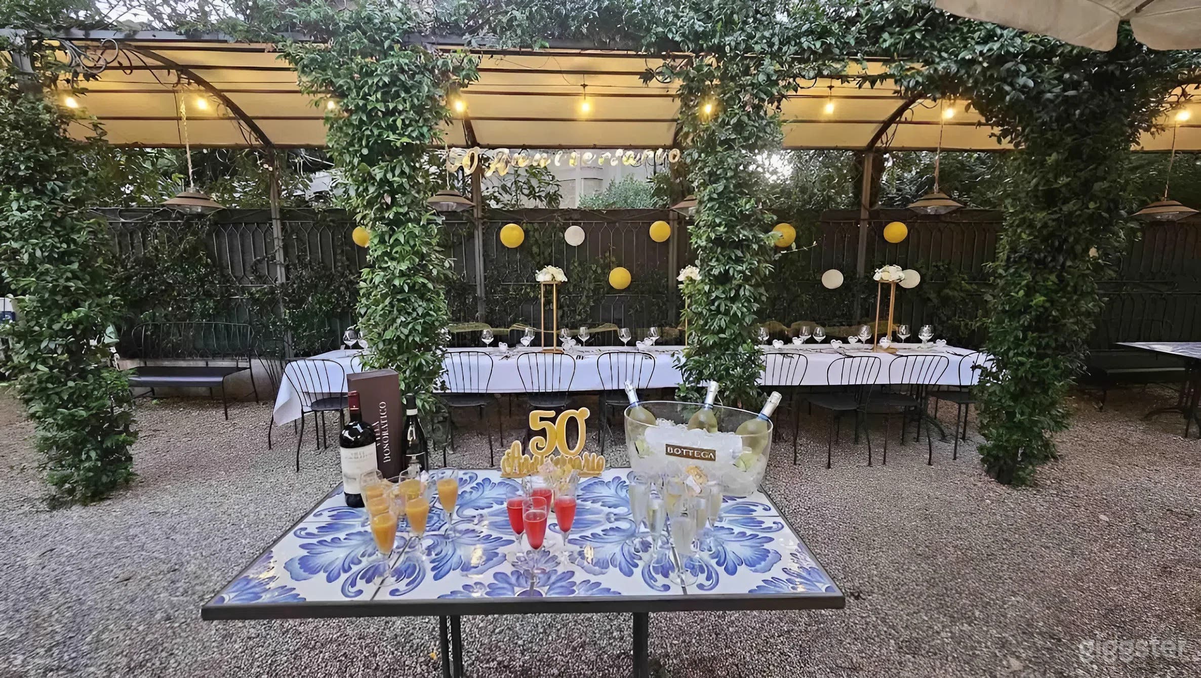 Foto di Elegante Pergola da Giardino per Eventi e Raduni all'Aperto 1