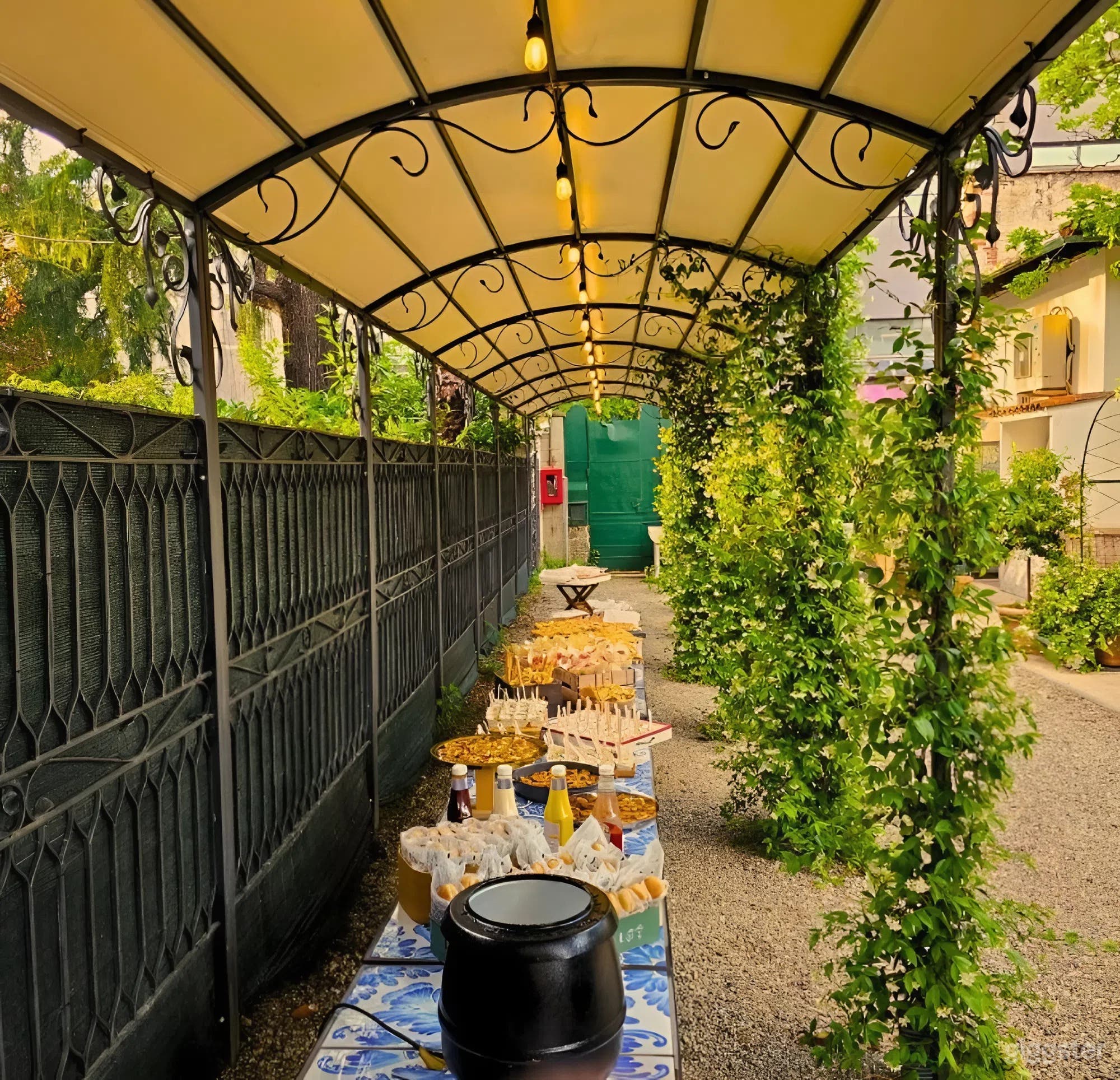 Foto di Elegante Pergola da Giardino per Eventi e Raduni all'Aperto 4