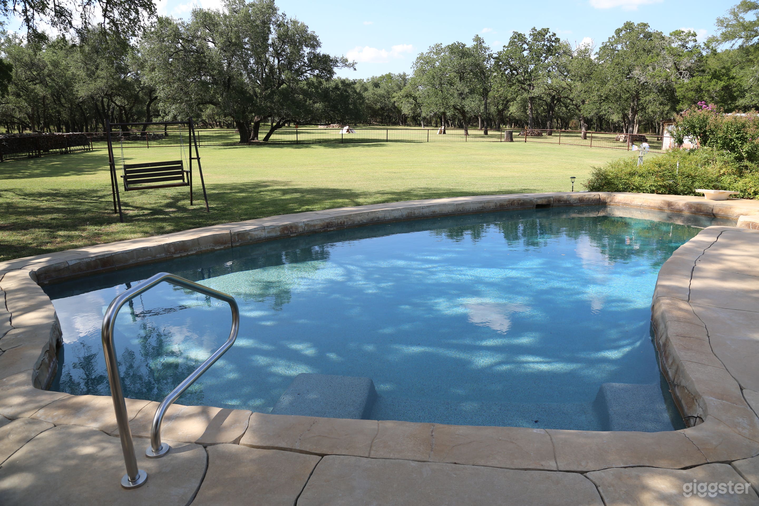 Prime 6 Acre Ranch Estate with Pool &amp; Oak Trees – Georgetown Photo 3