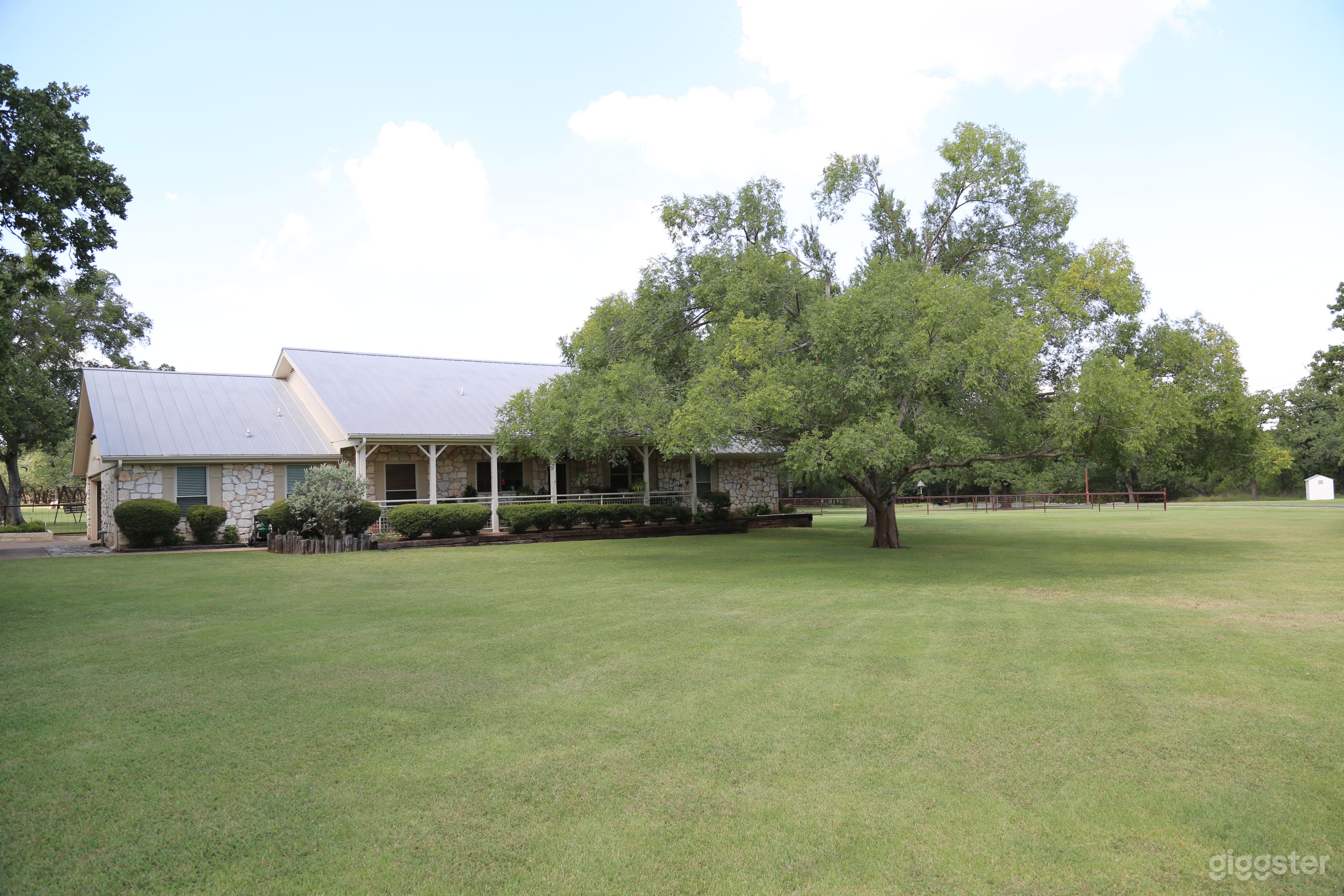 Prime 6 Acre Ranch Estate with Pool &amp; Oak Trees – Georgetown Photo 2