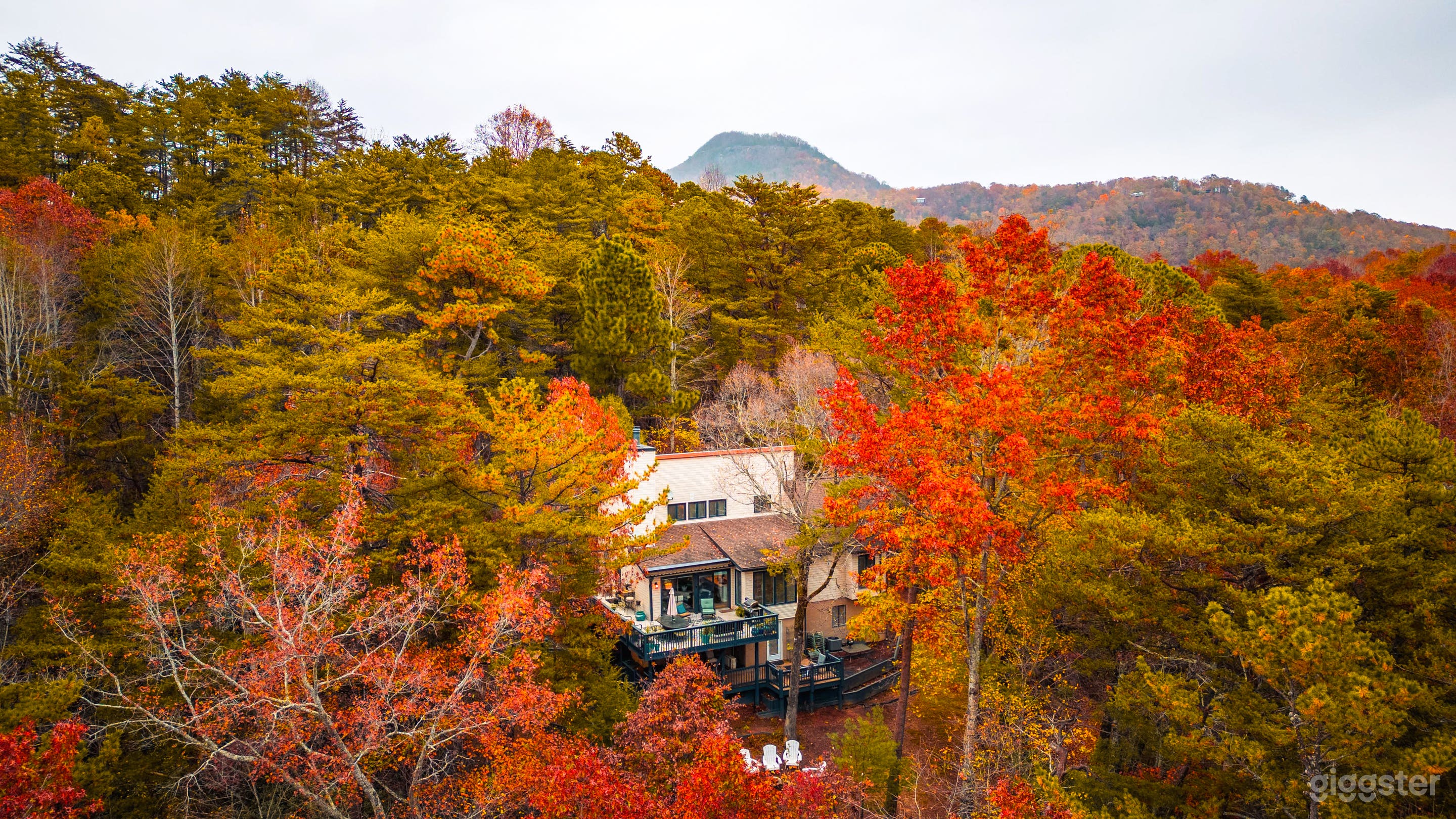 Your Fall Sanctuary: Mountain View Retreat Photo 1
