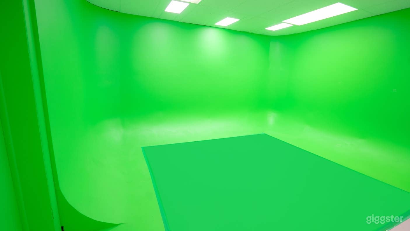  Studio Space with Green Screen Cyclorama Film Set Photo 4