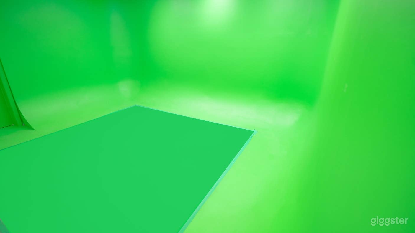  Studio Space with Green Screen Cyclorama Film Set Photo 3