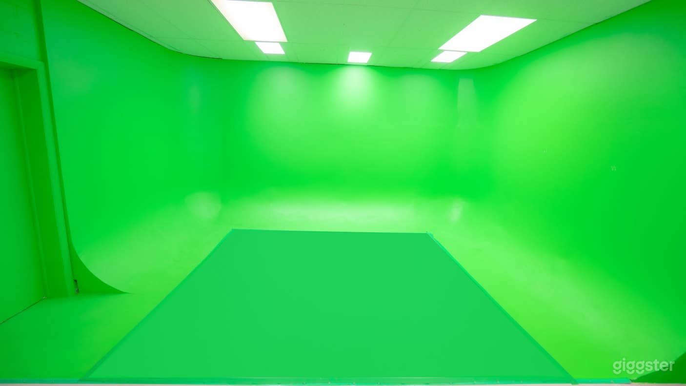  Studio Space with Green Screen Cyclorama Film Set Photo 1
