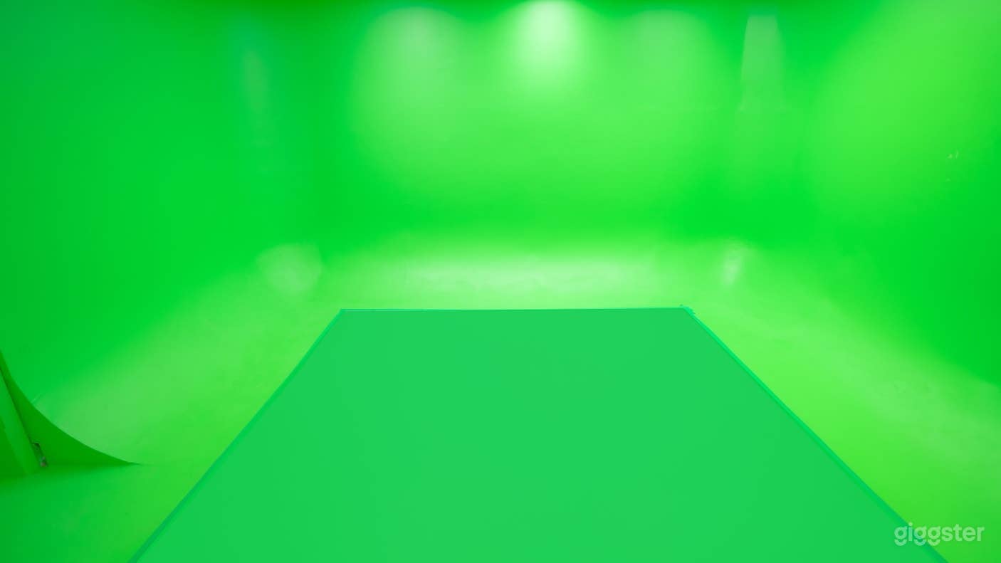  Studio Space with Green Screen Cyclorama Film Set Photo 2