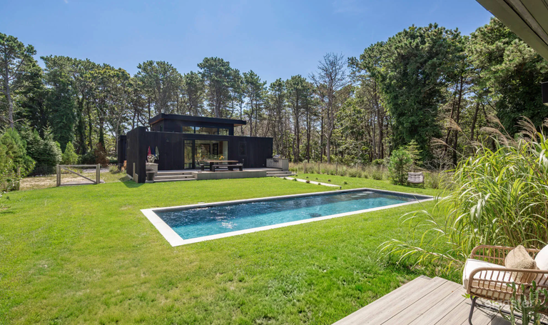  Hamptons Backyard Retreat 
