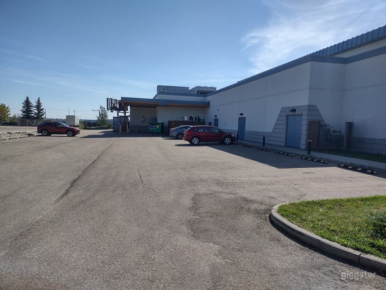  Large Versatile Parking Lot for Creative Projects 