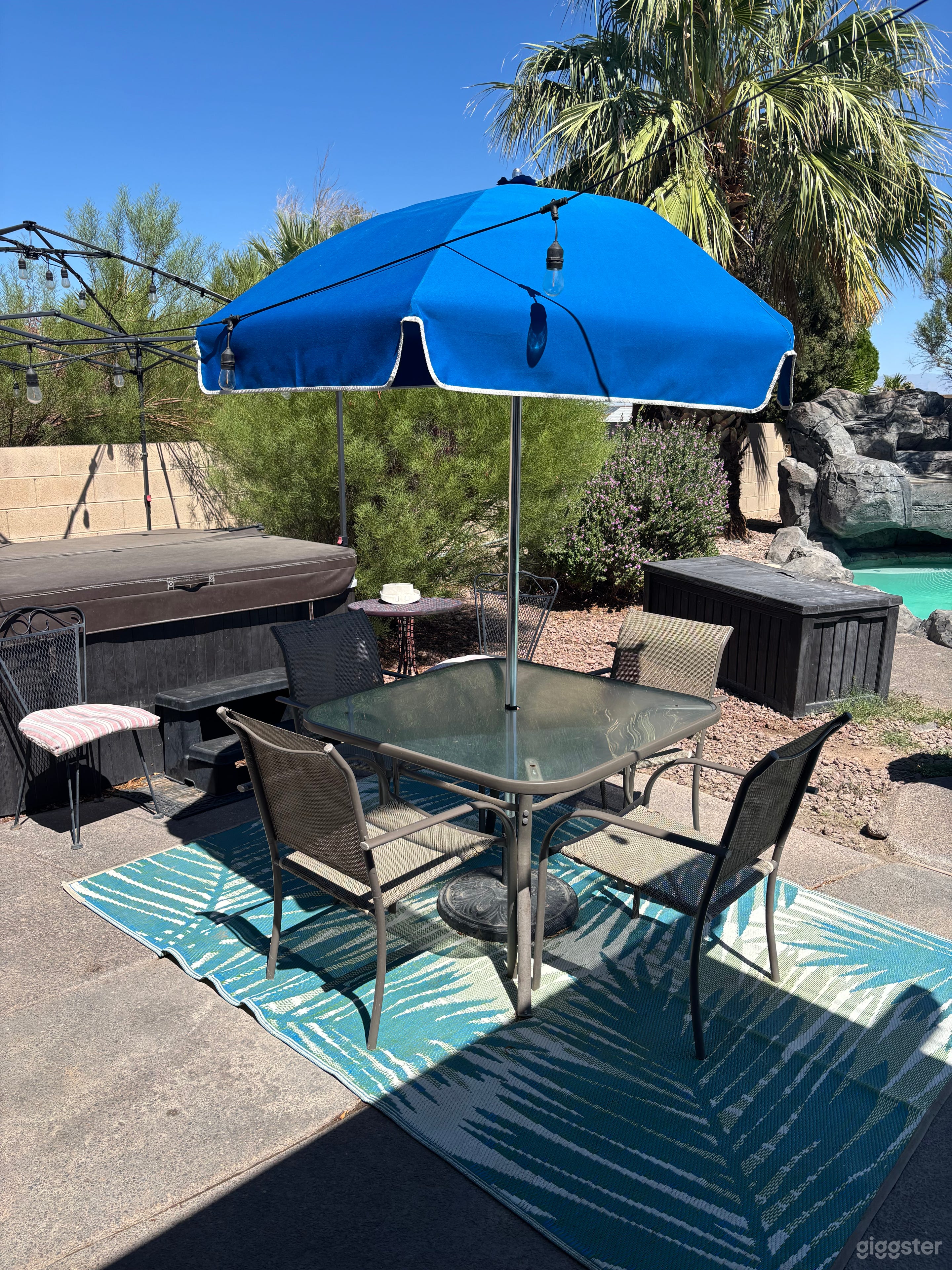 Piscina con cascada, jacuzzi, fogata y césped para fiestas Foto 4