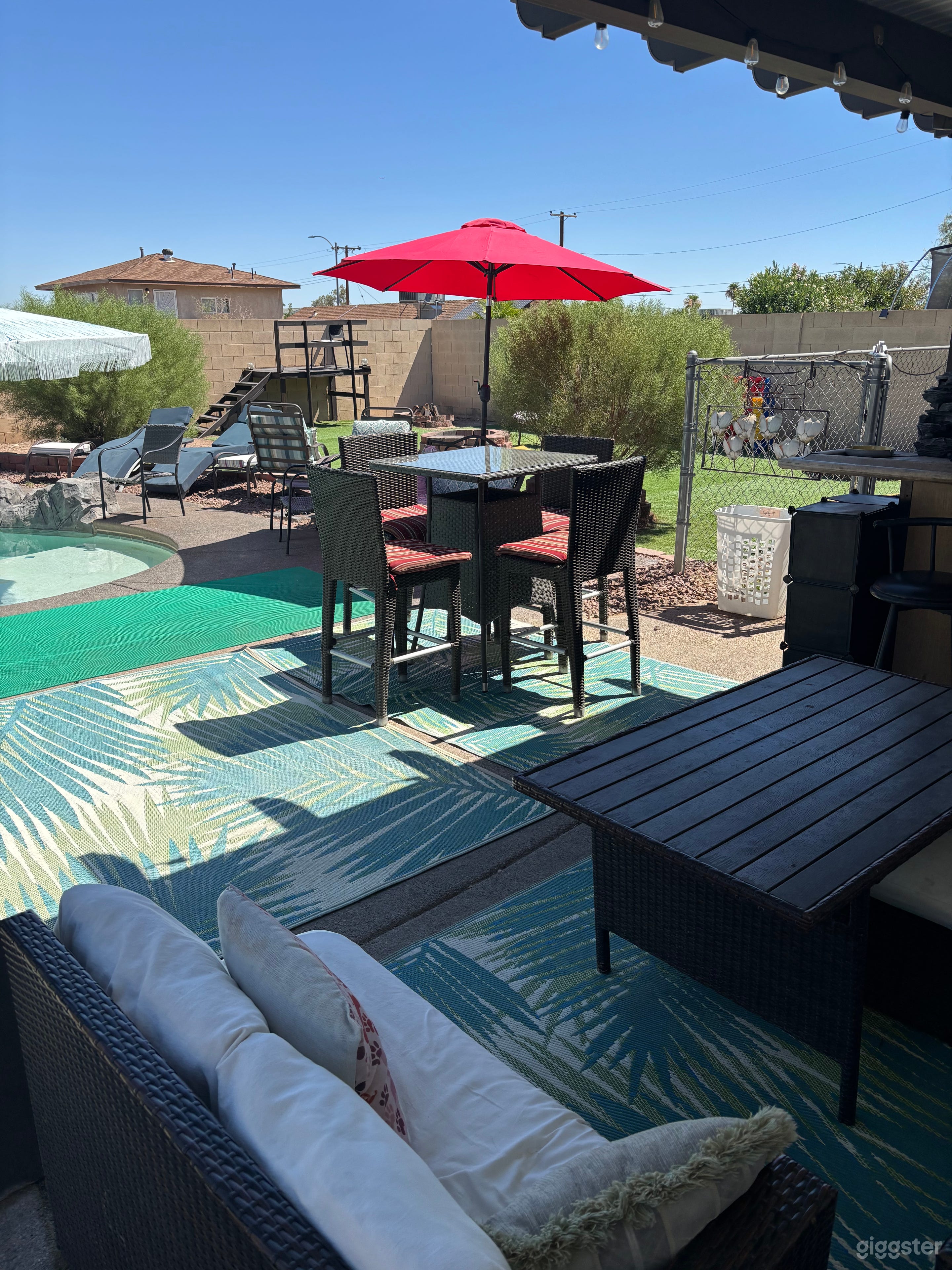 Piscina con cascada, jacuzzi, fogata y césped para fiestas Foto 3