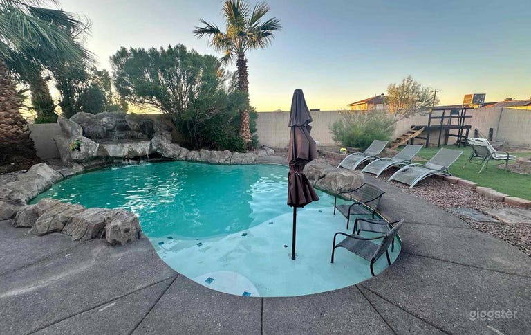  Waterfall Pool, Hot Tub, Firepit and Party Lawn 