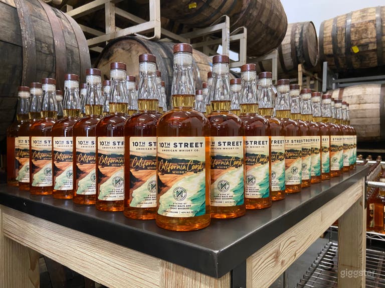  Découvrez notre ligne d'embouteillage et comment nous gérons une distillerie artisanale au cœur de San Jose. 