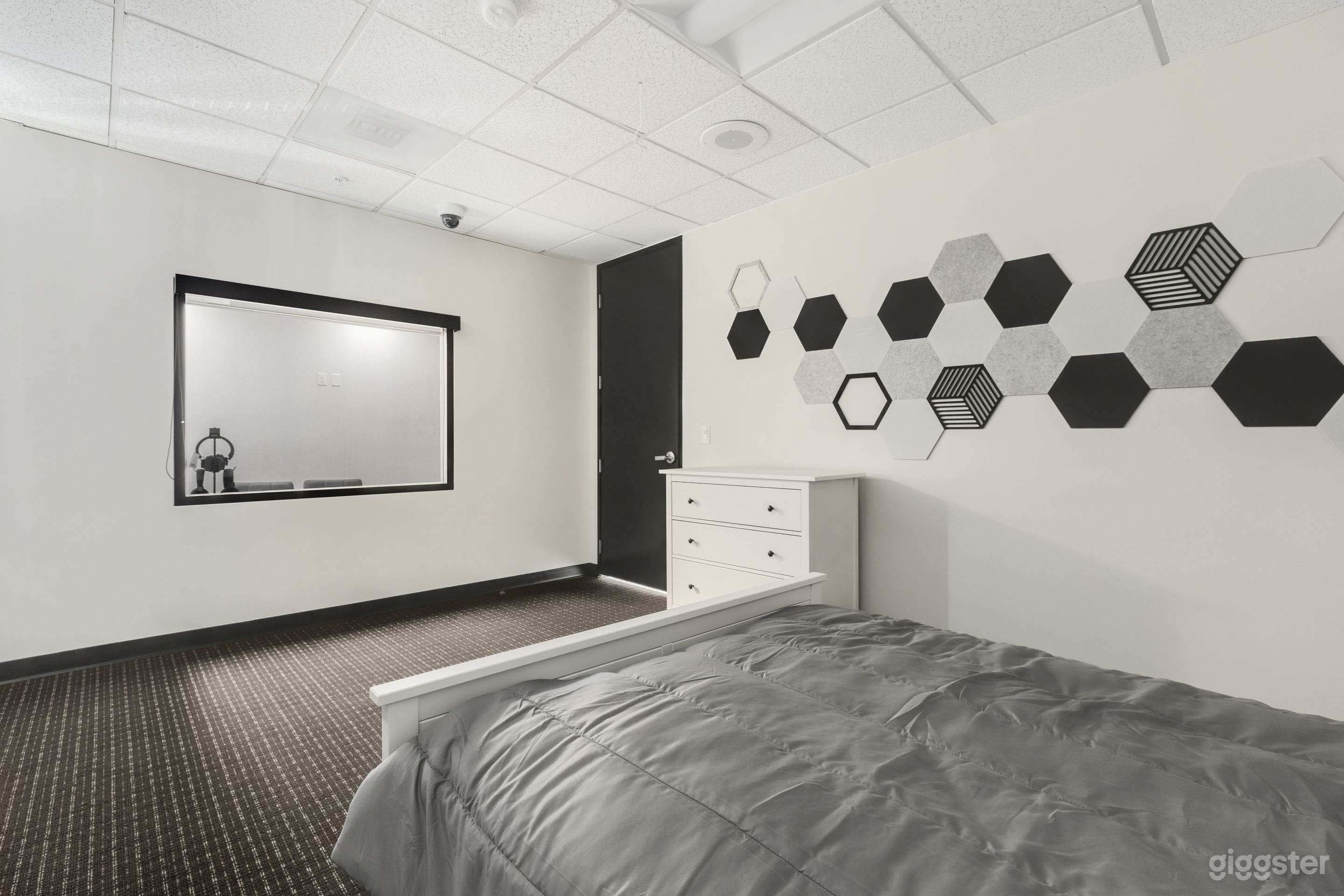 Home Sim Suite Photo 2