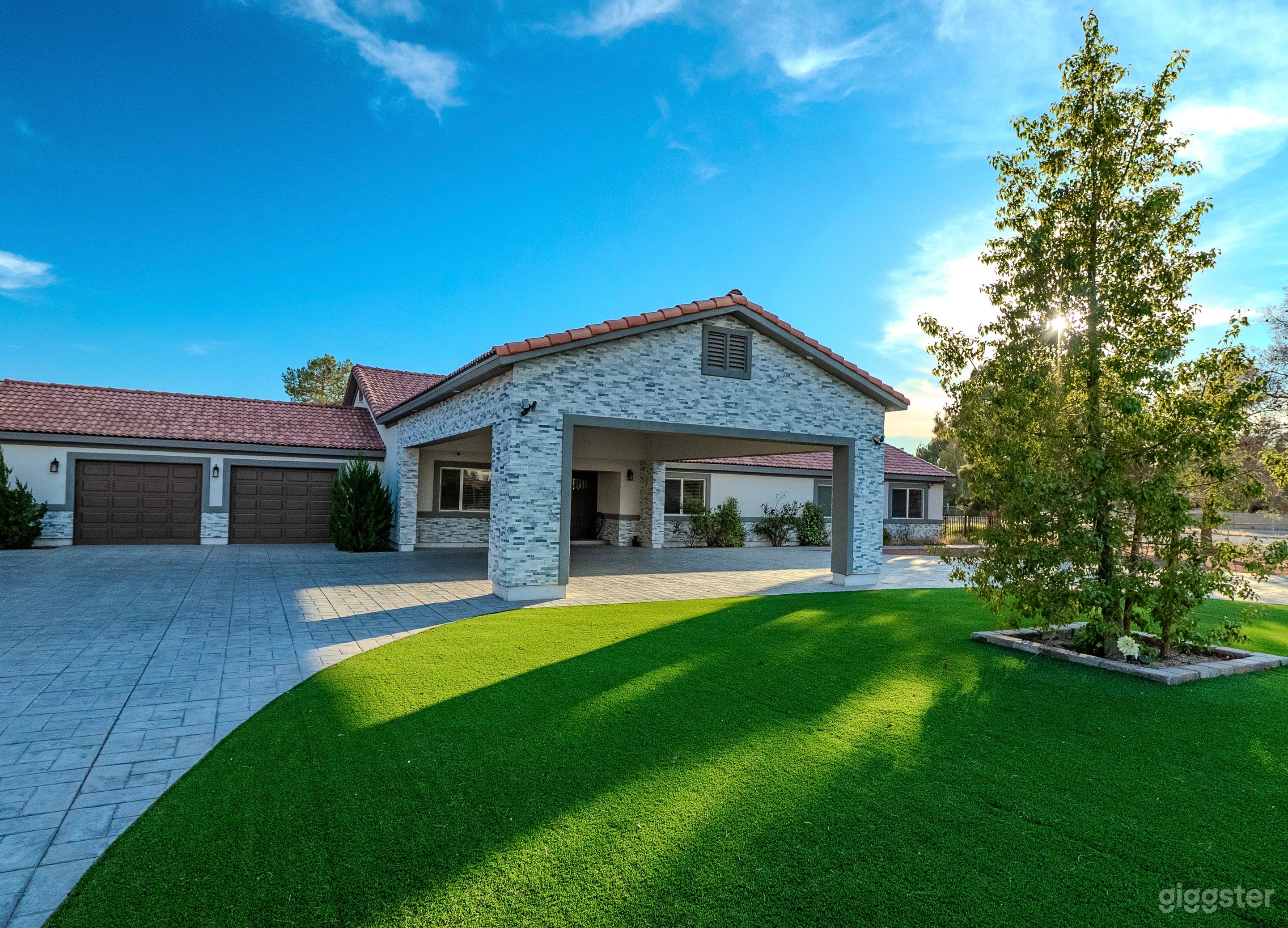 Amazing unique western ranch and horse property Photo 3