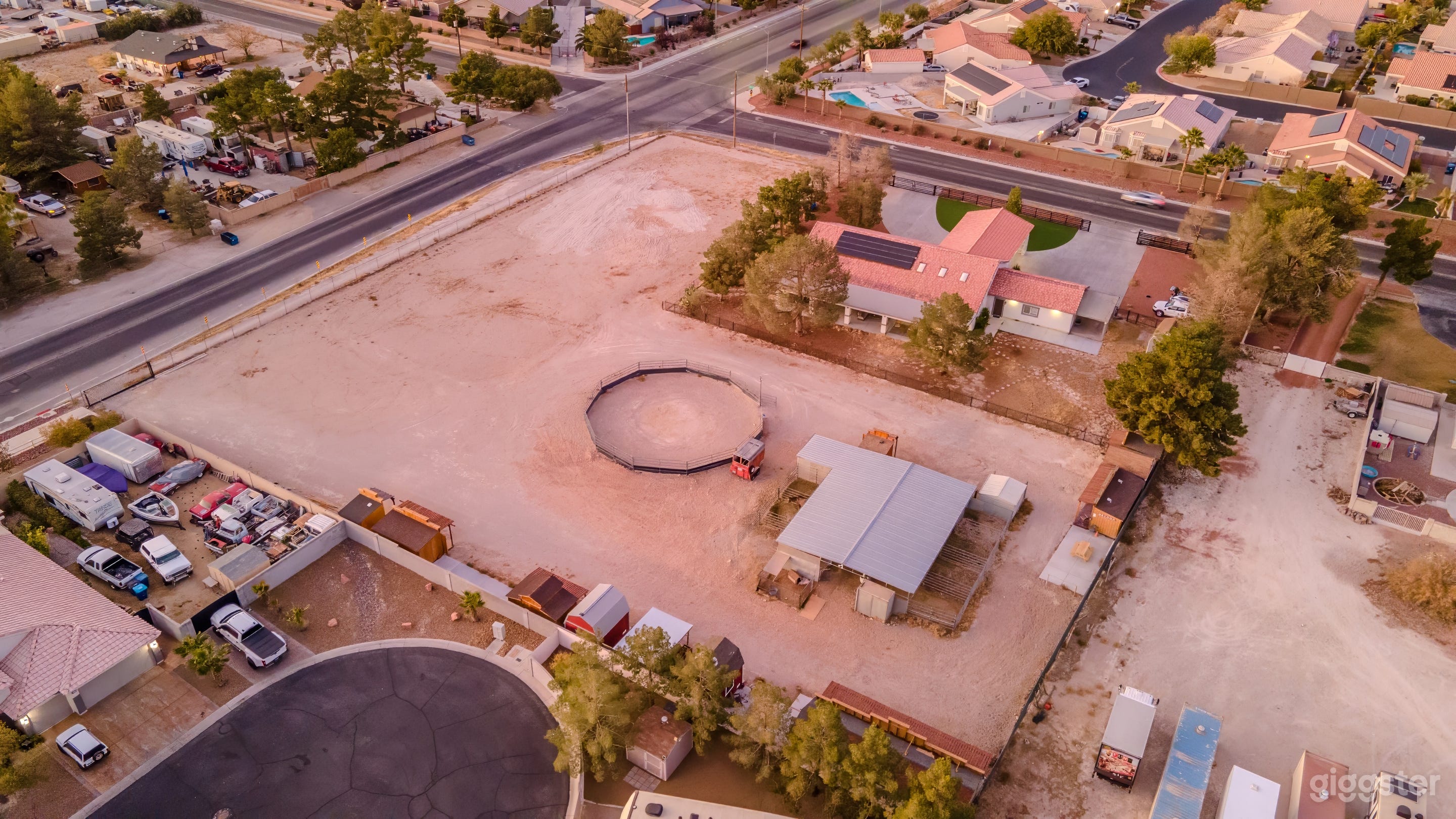 Amazing unique western ranch and horse property Photo 2