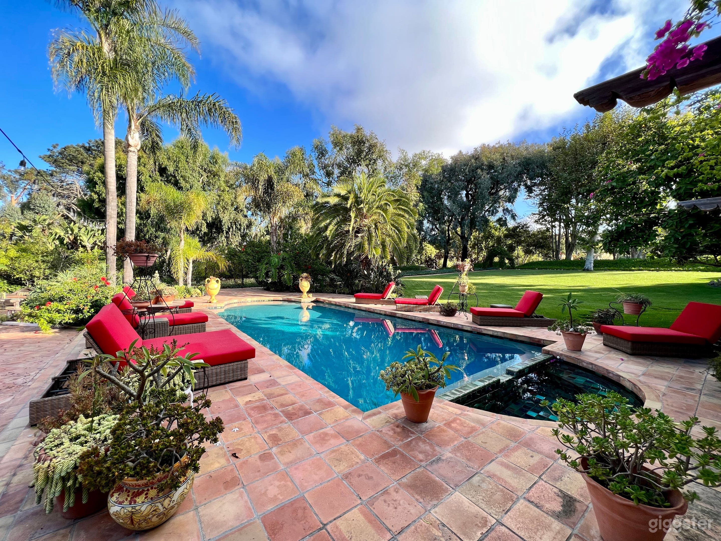 Mediterranean with pool &amp; fountain Photo 2