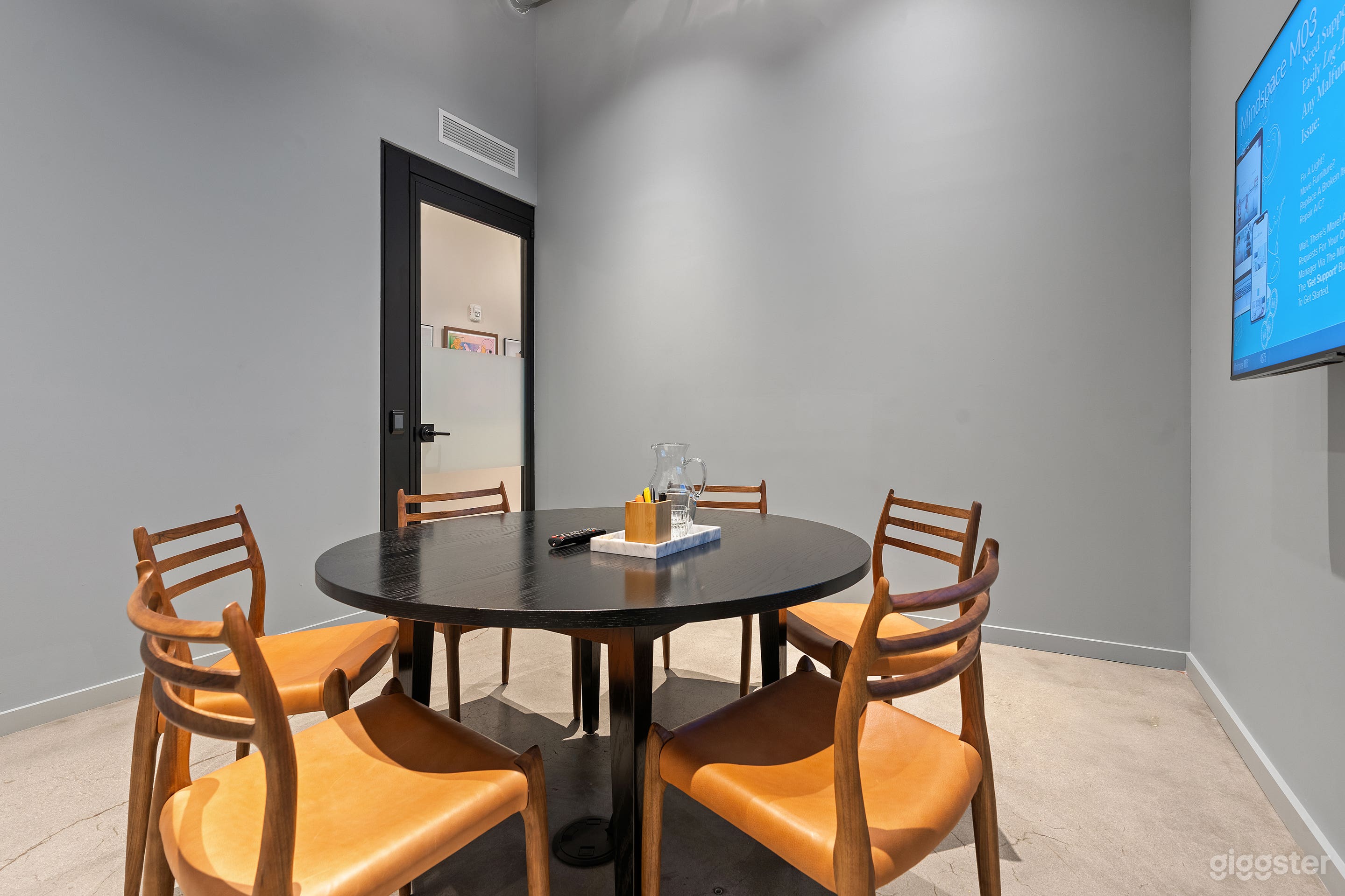 M3: Meeting Room for 6 in Boutique Office Photo 3