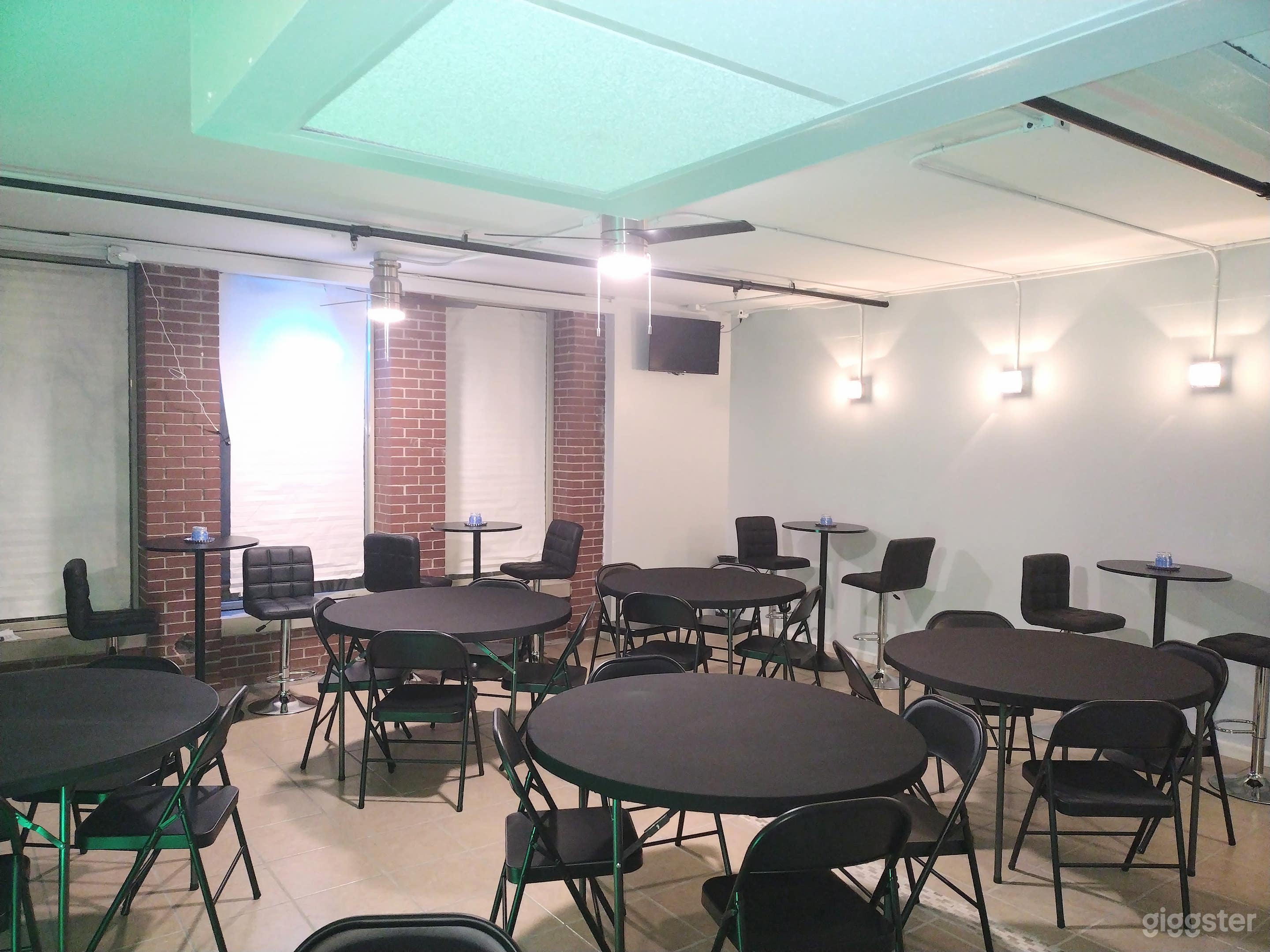 This is the basic setup for typical events but can be transformed into a space for photoshoots, film shoots, and meetings.