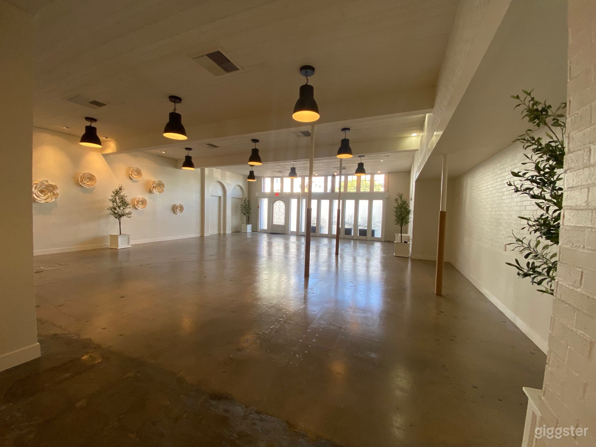 Hidden Gem in West L.A. w/ Stunning Natural Light Photo 3