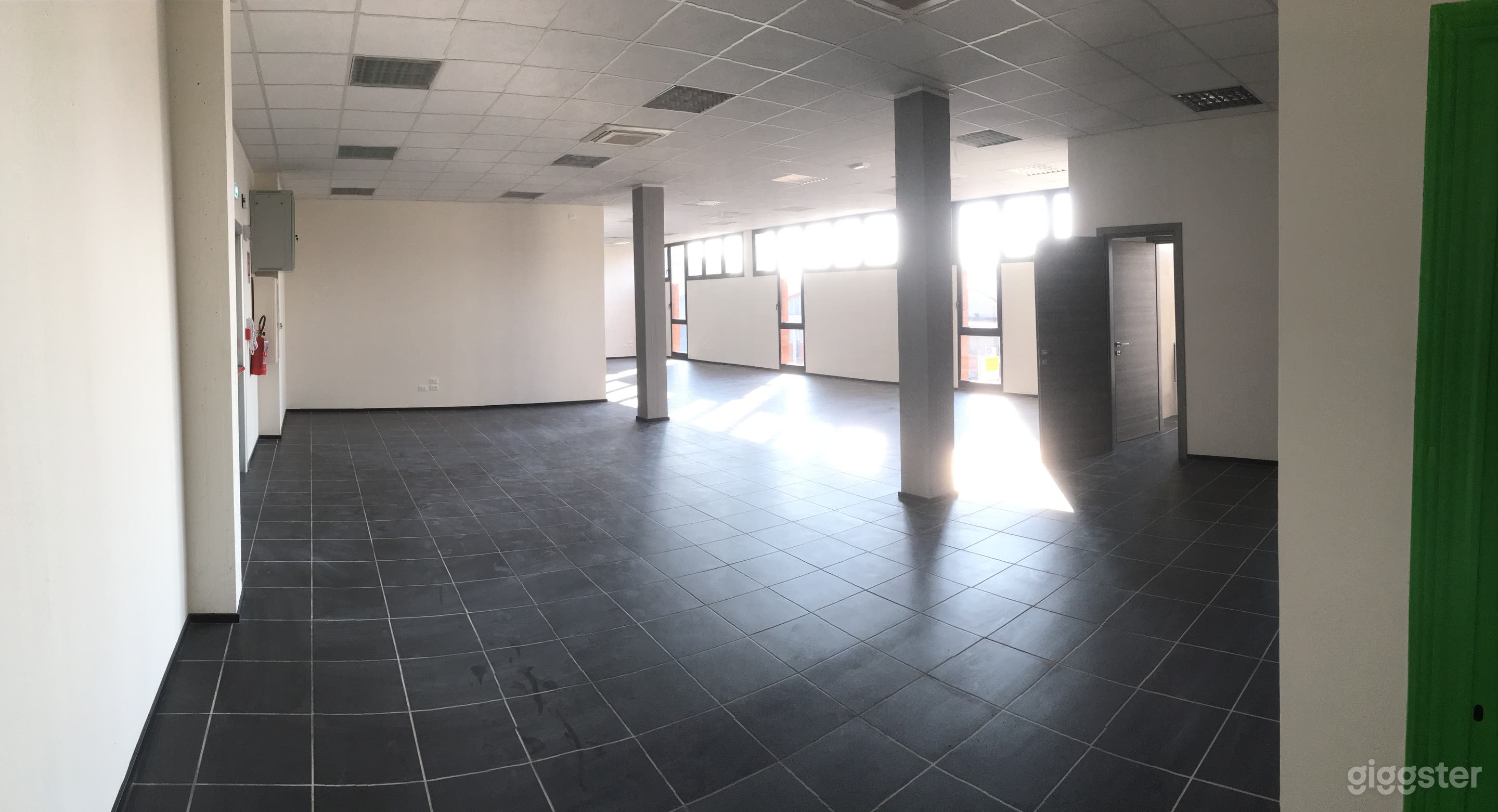 Foto di Spacious Minimalist Open-Plan Office with Natural Light 1