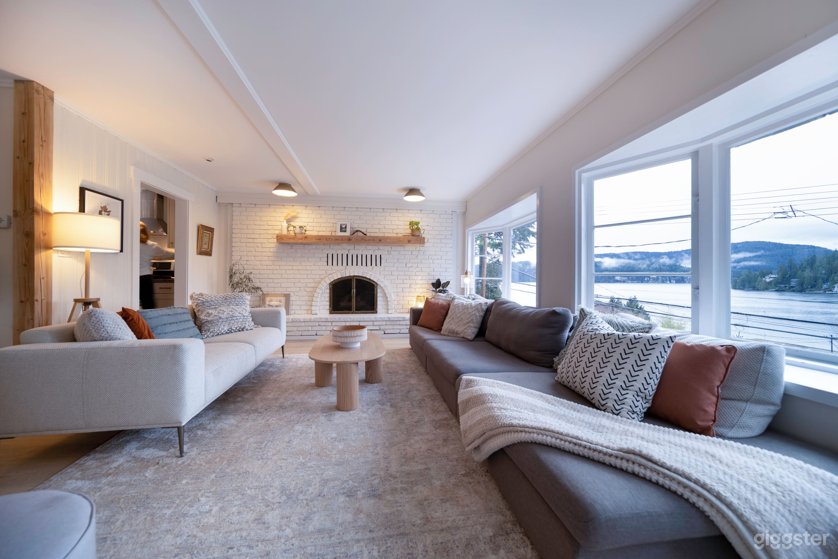 Oceanside and Mountainview Modern Beach House Photo 4