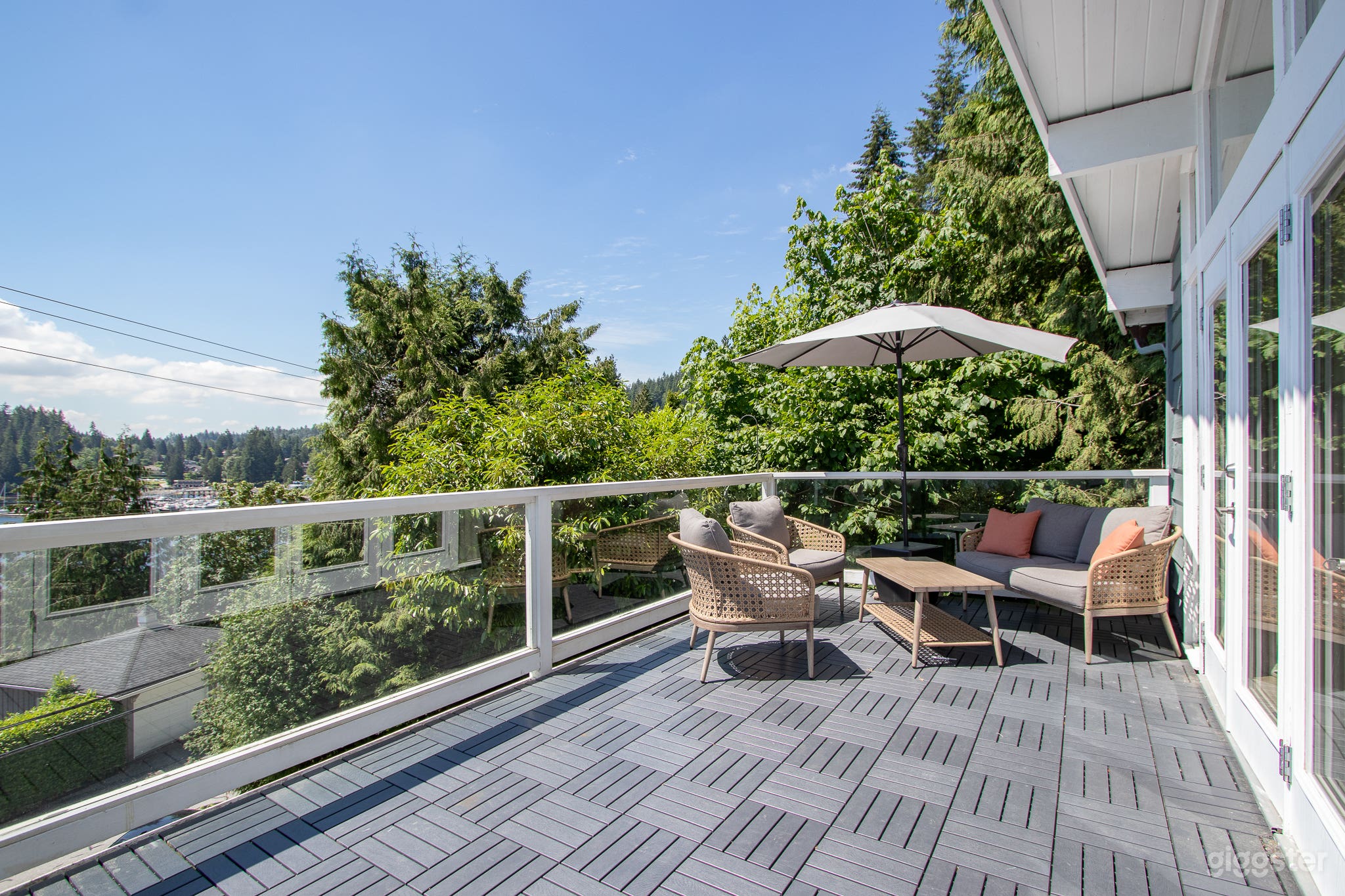 Oceanside and Mountainview Modern Beach House Photo 3