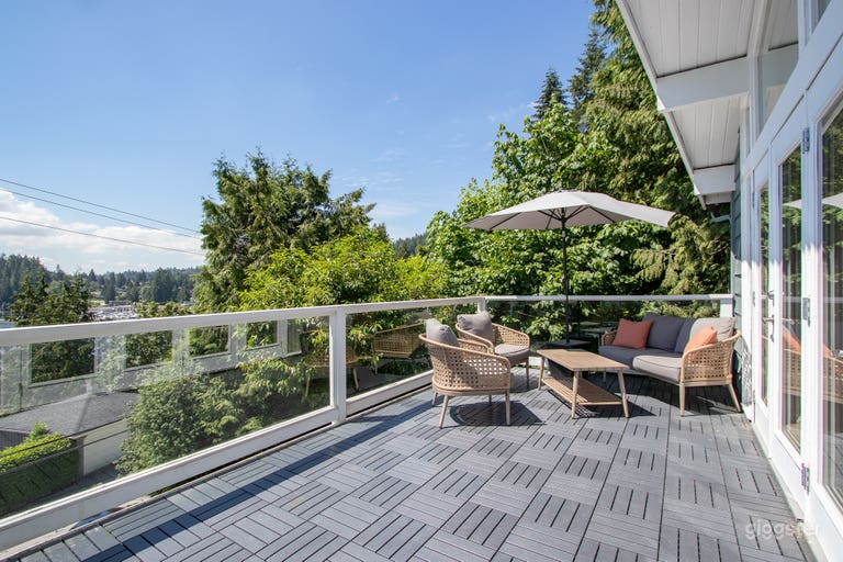  Oceanside and Mountainview Modern Beach House 