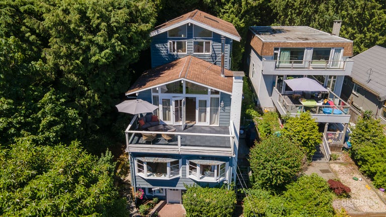  Oceanside and Mountainview Modern Beach House 
