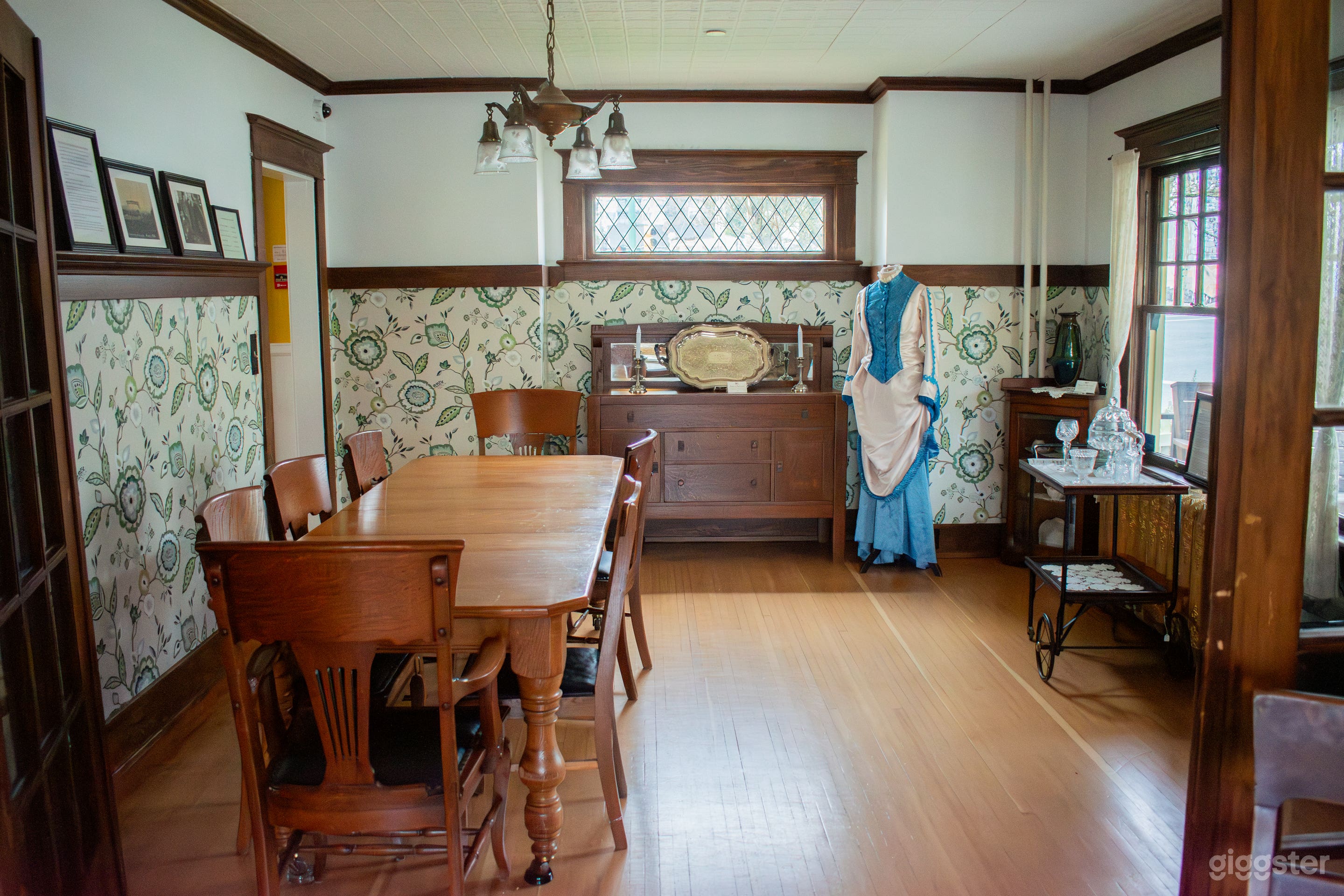 Gorgeous 1909 Edwardian Heritage House & Museum Photo 2