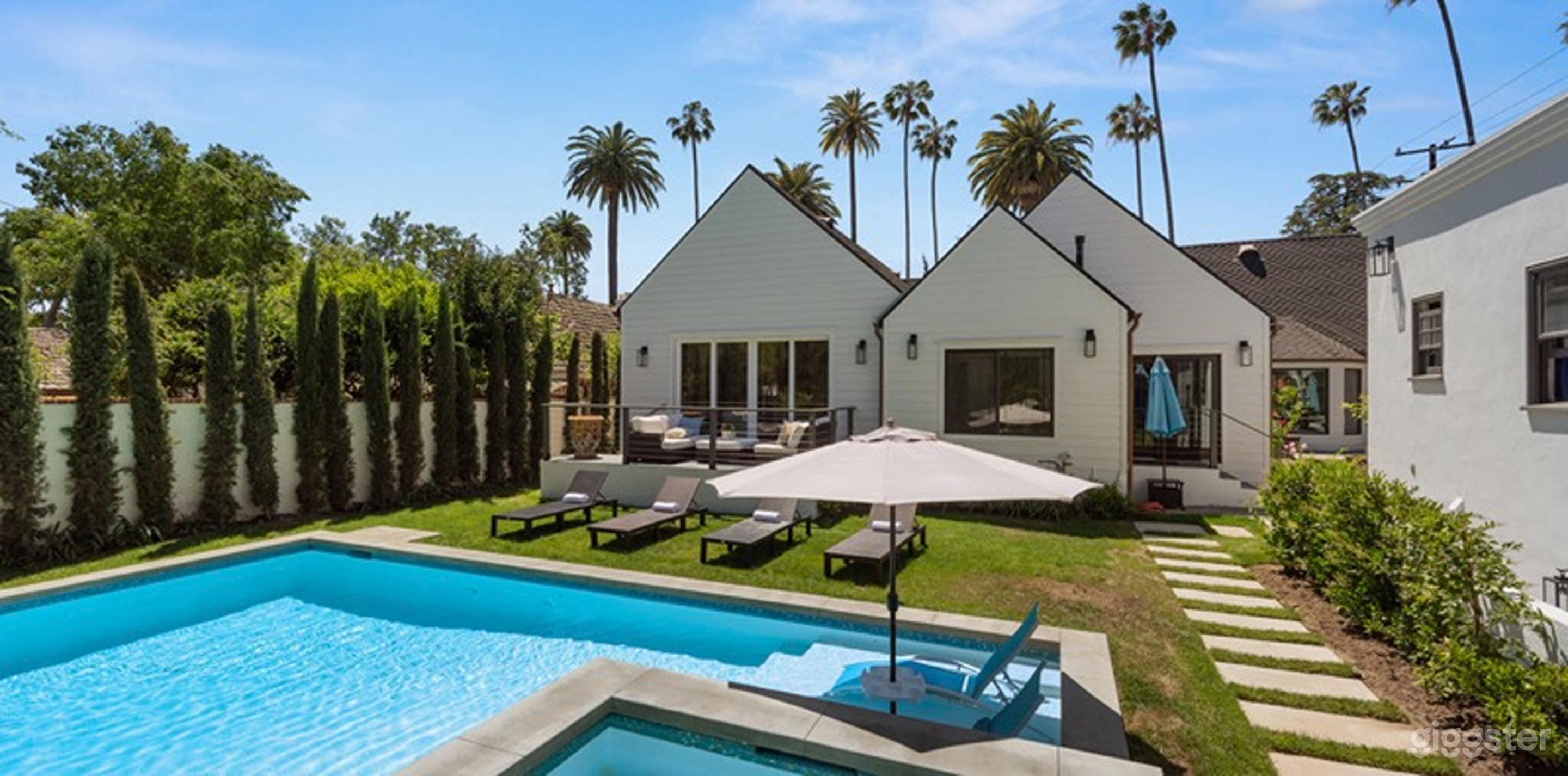 Magnificent Backyard Pool in the Heart of Beverly Hills Photo 4