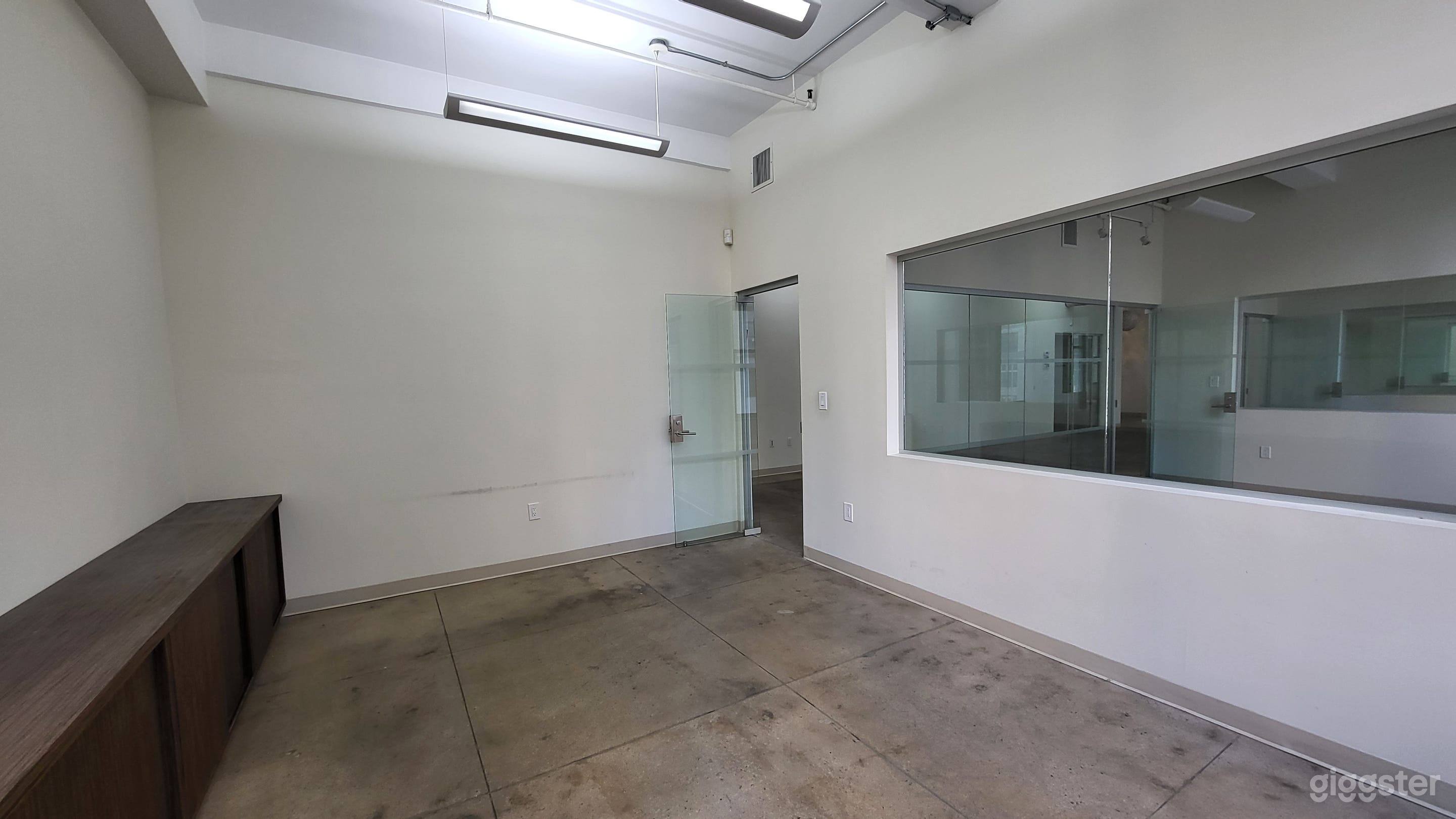 Naturally-Lit Conference Room 3A in Manhattan Photo 4