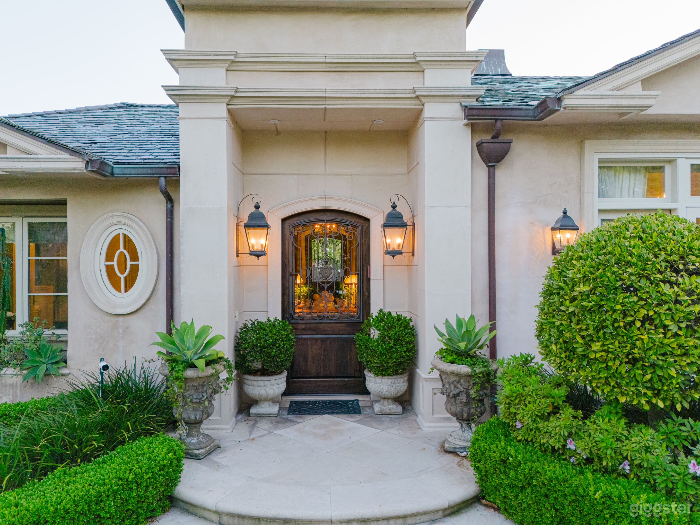 BEVERLY HILLS ELEGANCE: A REGAL RETREAT Photo 2