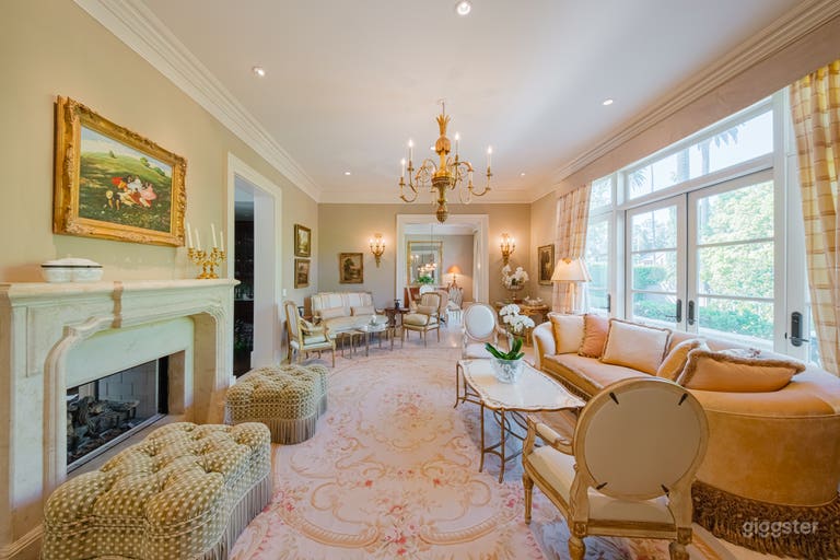  BEVERLY HILLS ELEGANCE: A REGAL RETREAT 