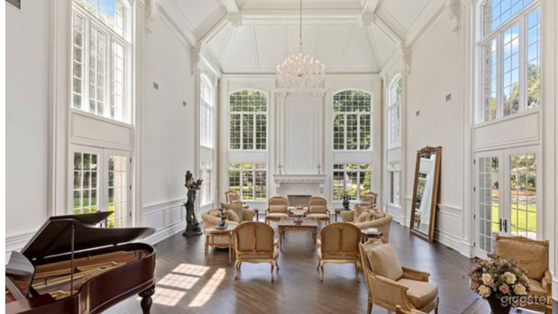 Ball room with very high ceiling 