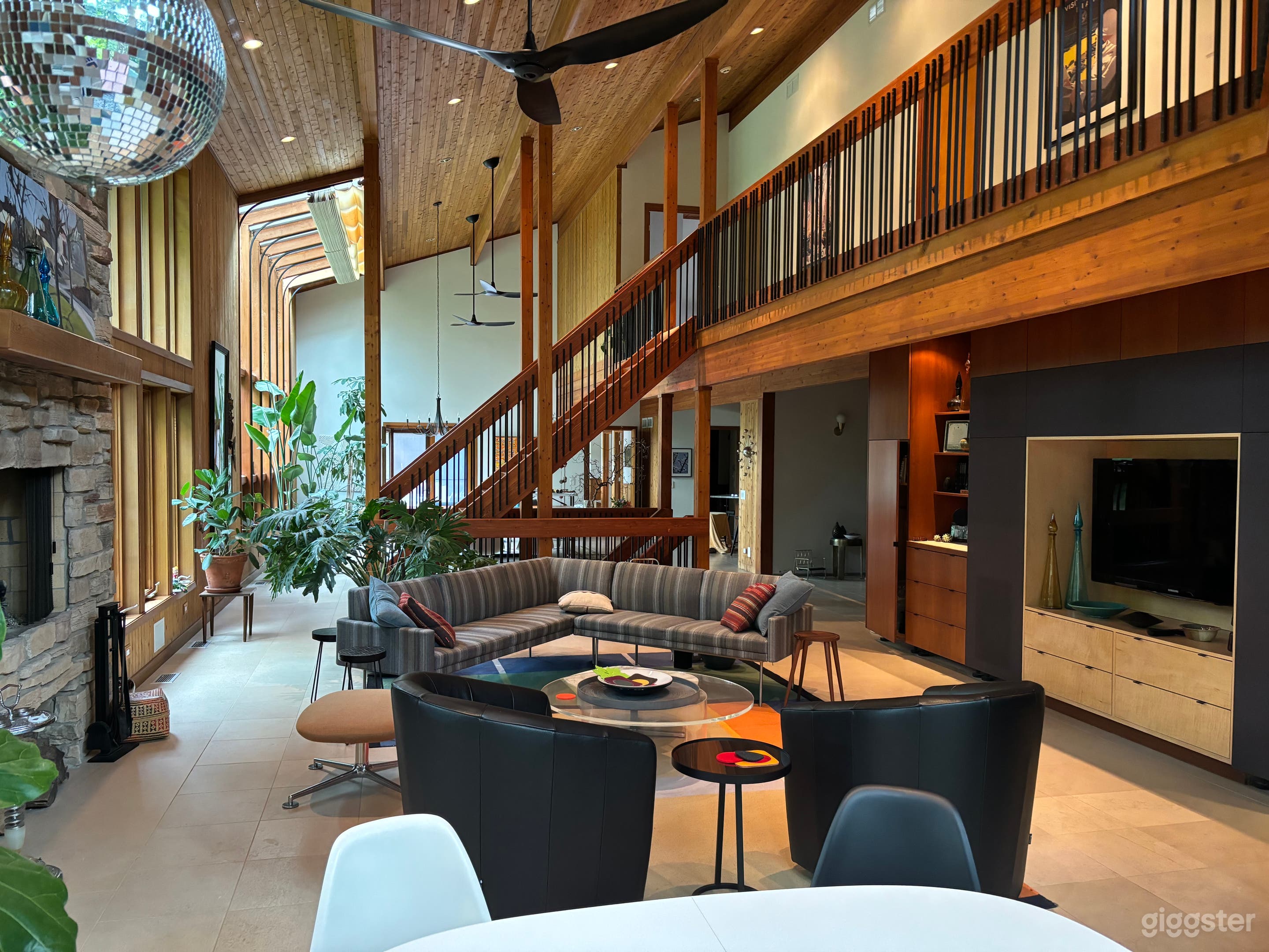 Spacious suburban home with a mid-west "Sea Ranch" feel Photo 3